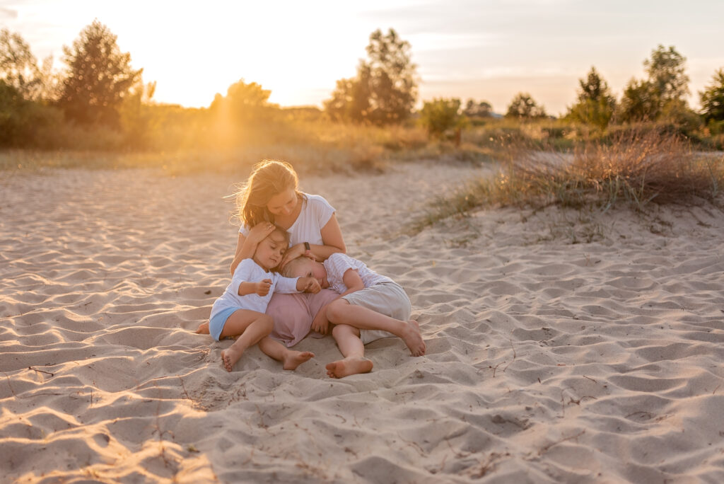 Fotograf rodzinny podczas rodzinnej sesji nadmorskiej z dziećmi na plaży w Gdyni