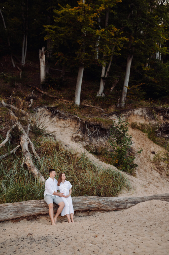 Naturalna sesja ciążowa na plaży w Orłowie