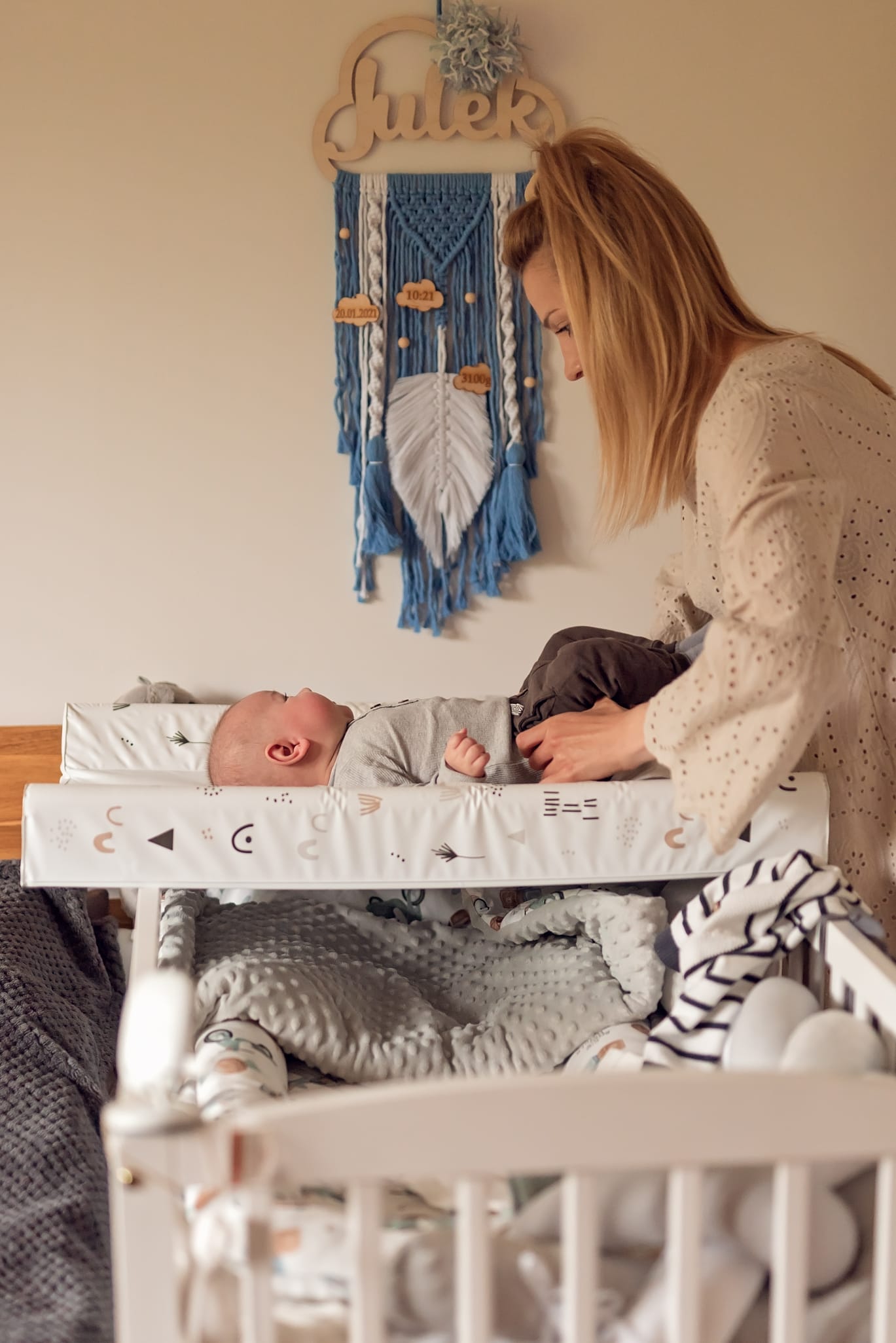 Niemowlę pod łapaczem snów z imieniem sesja w domu