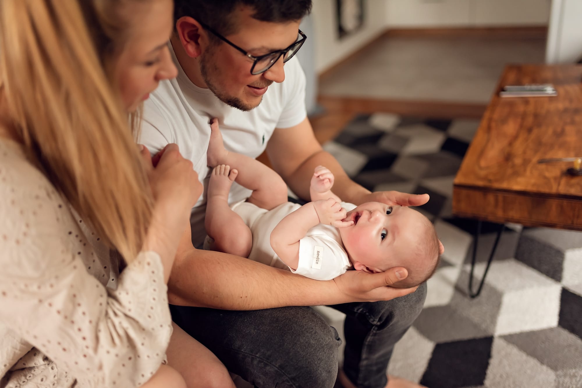 Rodzina tuli się sesja niemowlęca w domu Gdańsk