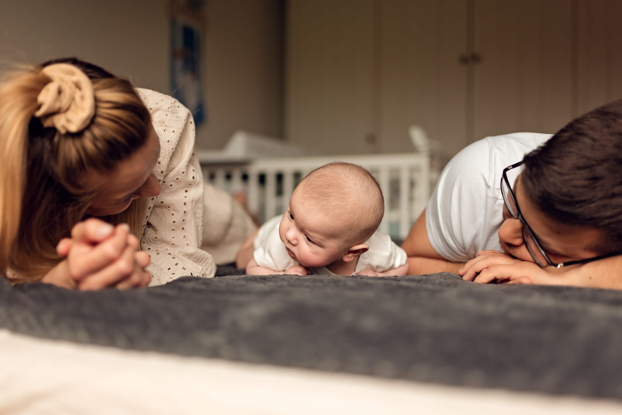 Mama z niemowlęciem sesja niemowlęca w domu