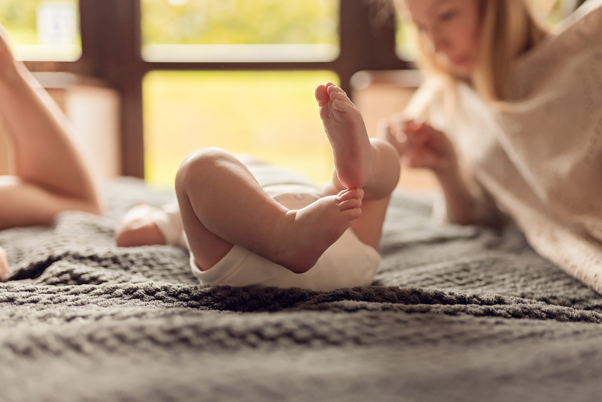 Rodzice z niemowlęciem naturalna sesja w domu