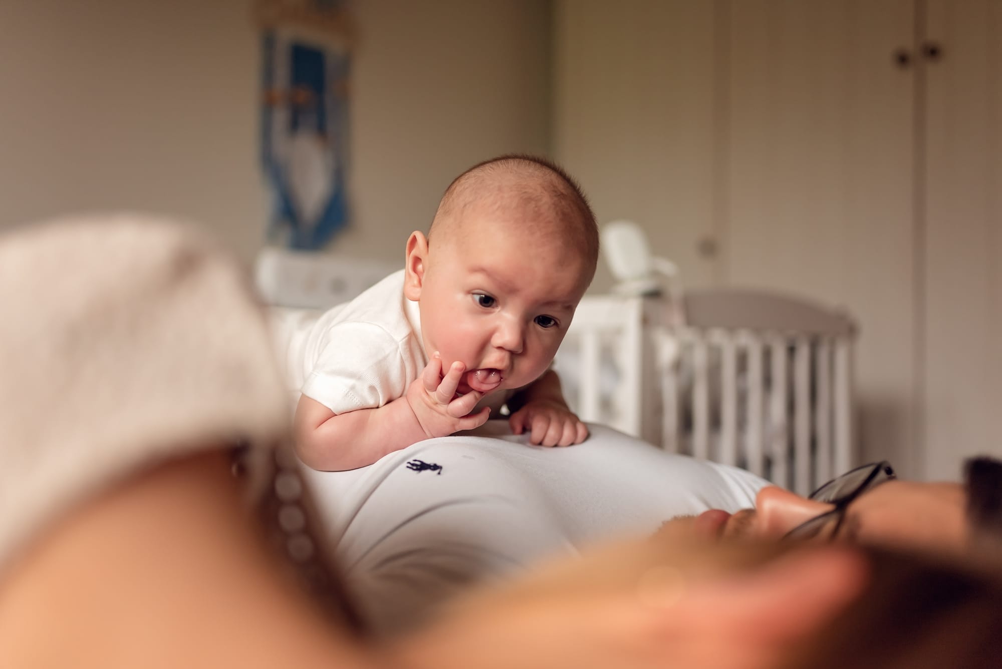 Rodzice z niemowlęciem sesja niemowlęca w domu