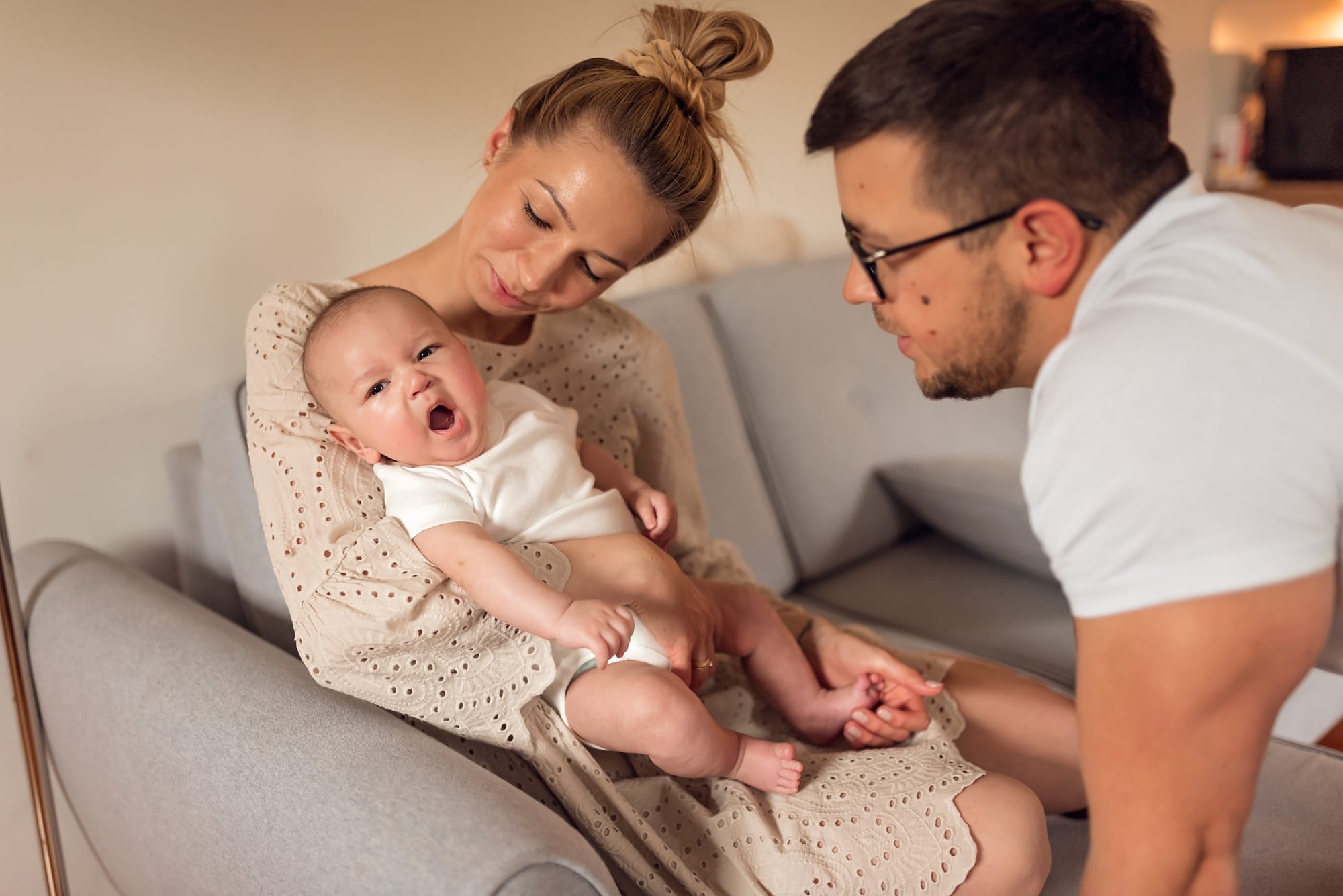 Niemowlę ziewa naturalna sesja niemowlęca w domu