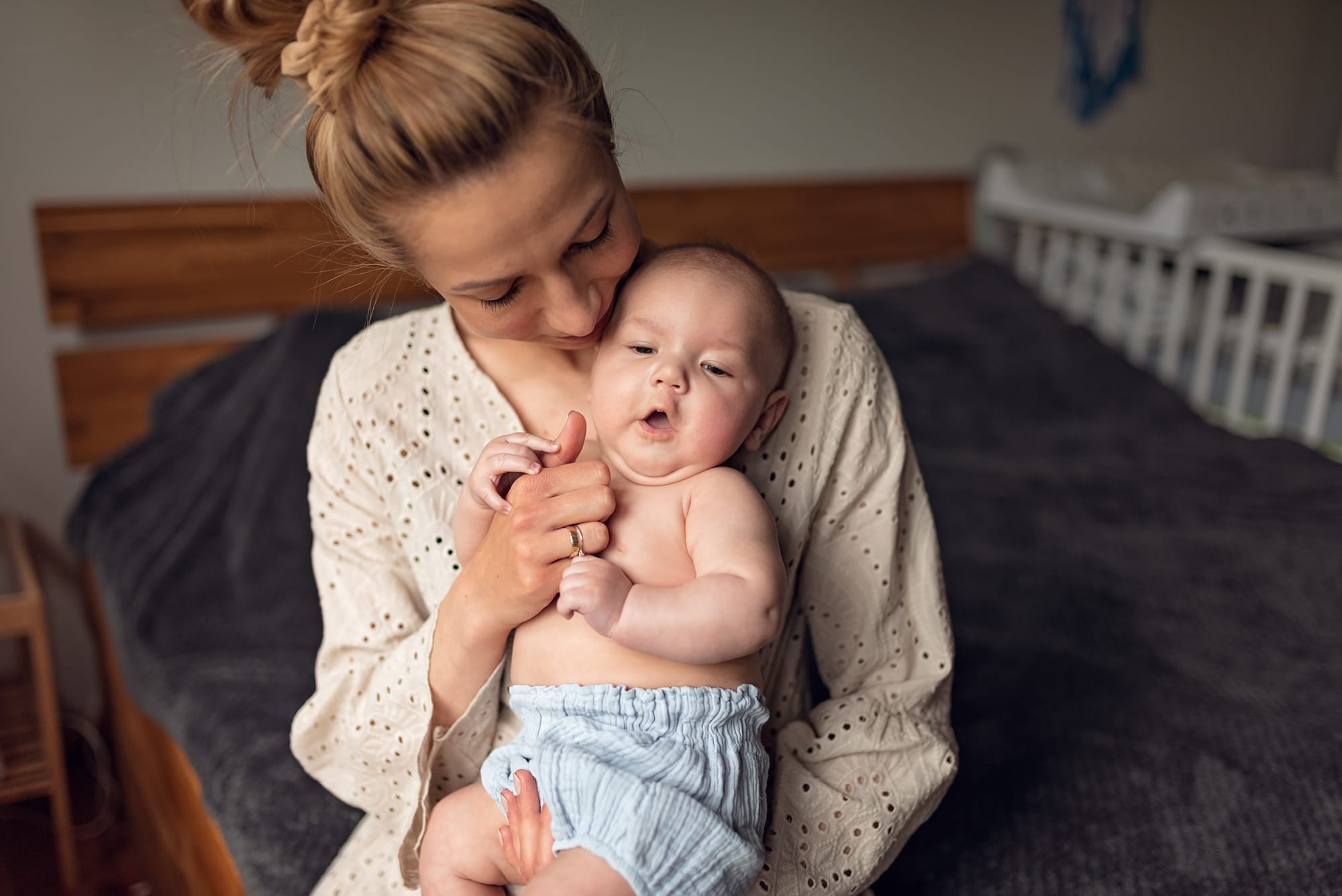 Rodzina w domu naturalna sesja niemowlęca