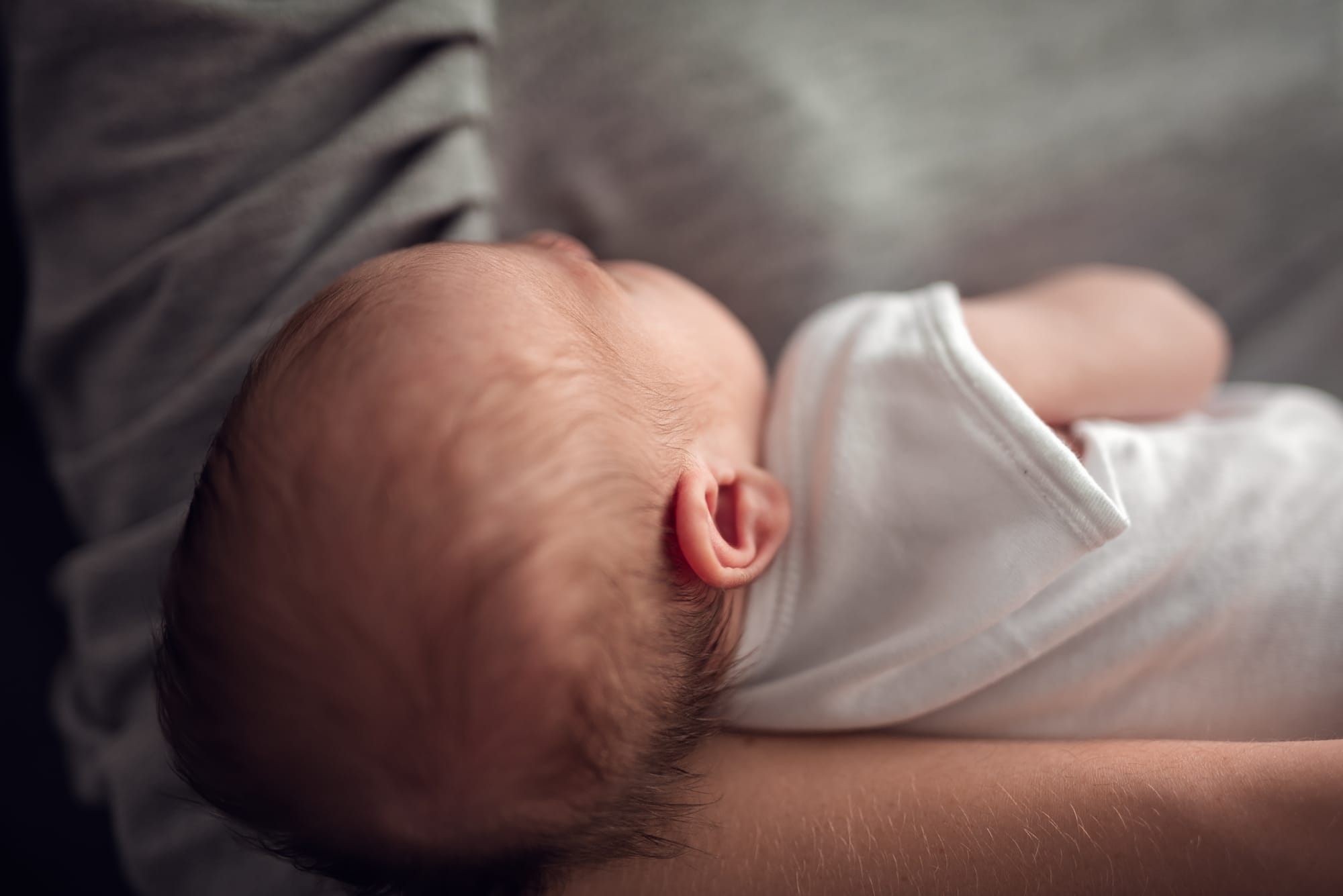 Mama z noworodkiem naturalne światło sesja noworodkowa w domu