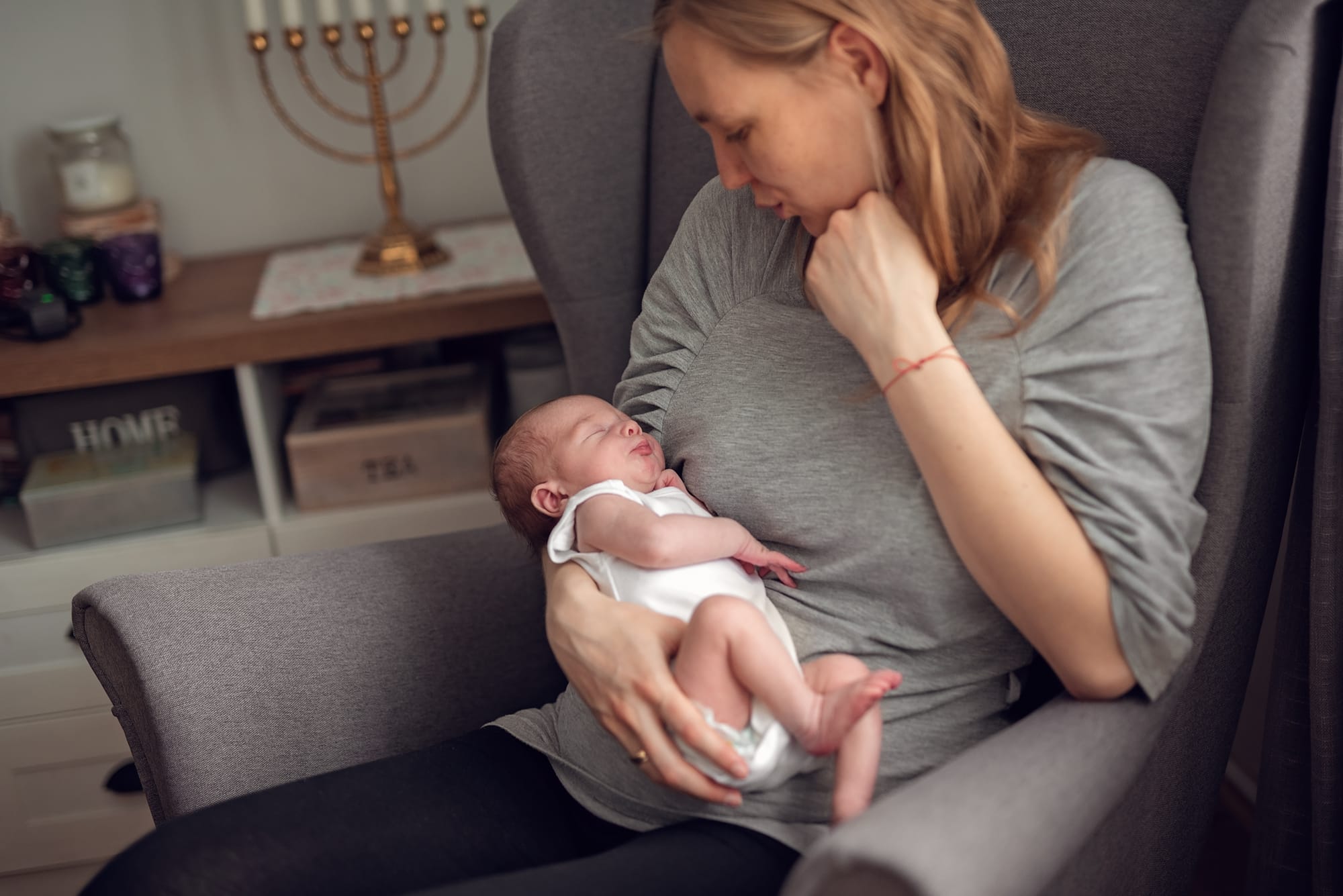 Mama naśladuje pozę noworodka sesja noworodkowa w domu