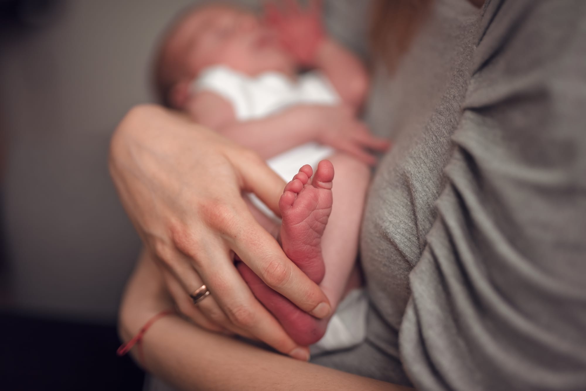 Mama tuli noworodka sesja noworodkowa w domu