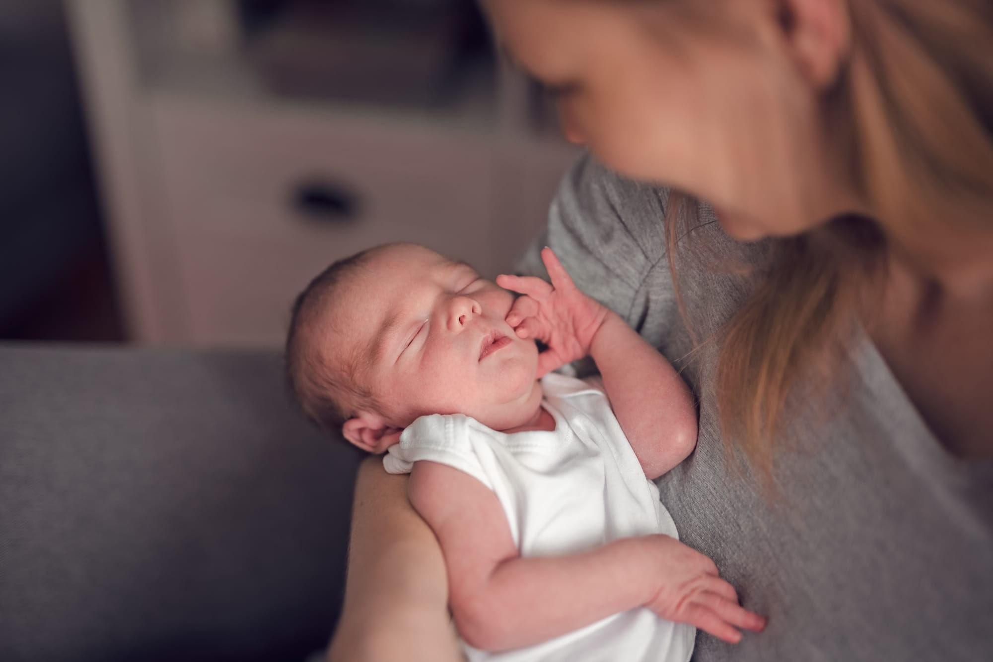 Noworodek na rękach mamy naturalne światło z okna