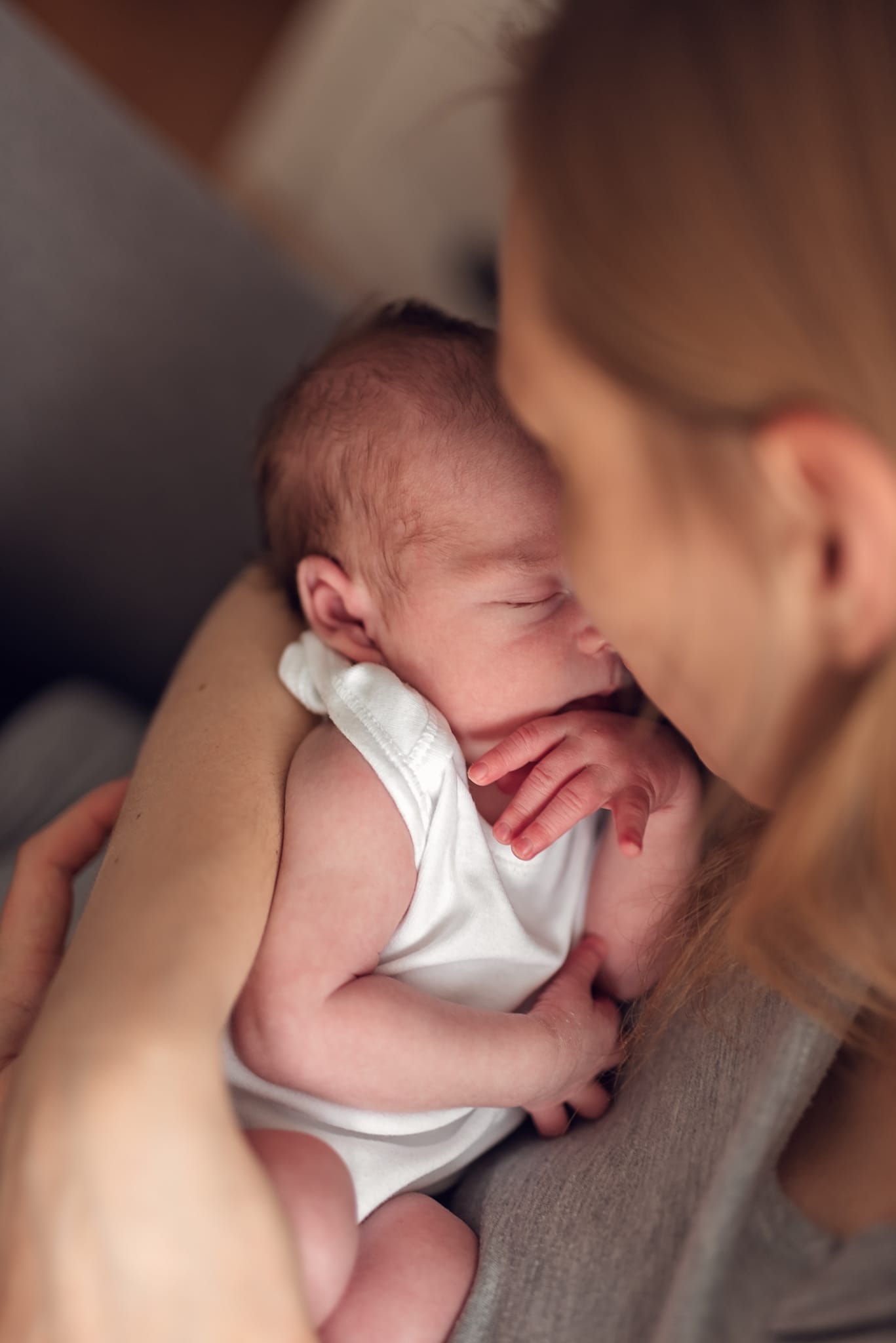 Mama z noworodkiem portret sesja w jasnym pokoju