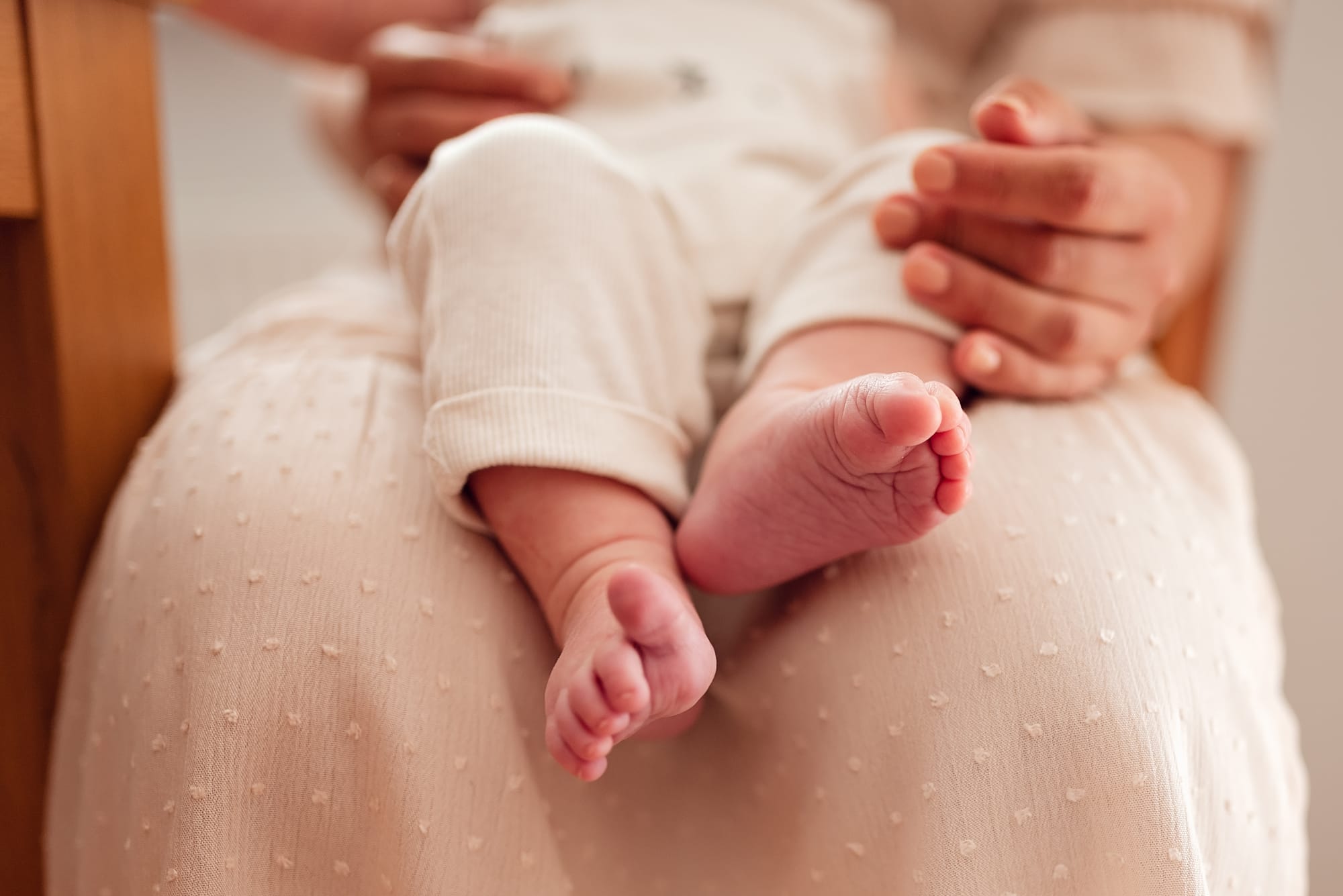 Zbliżenie stópek niemowlęcia sesja rodzinna w domu Gdańsk
