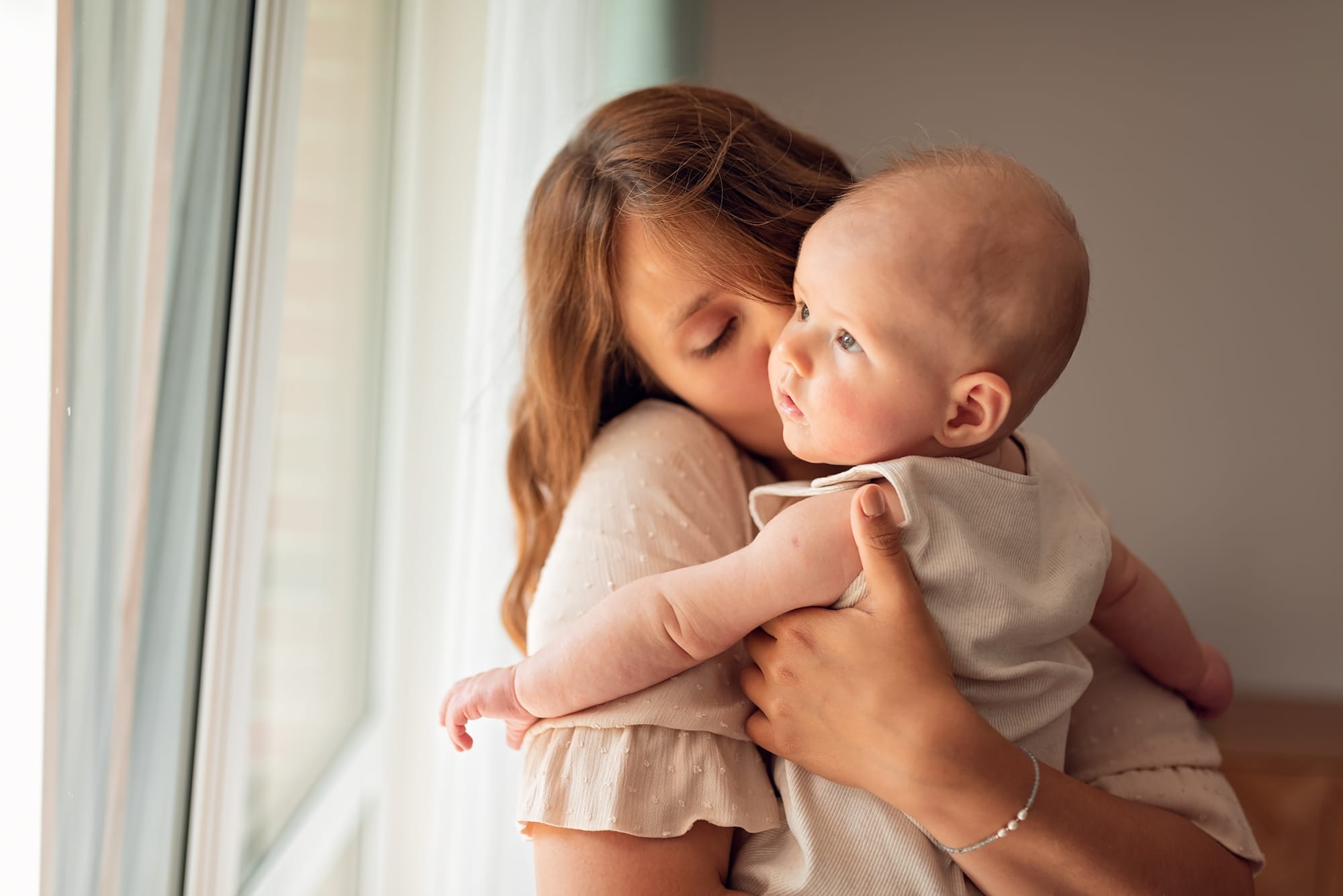 Mama całująca syna rodzina w domu sesja rodzinna Gdańsk