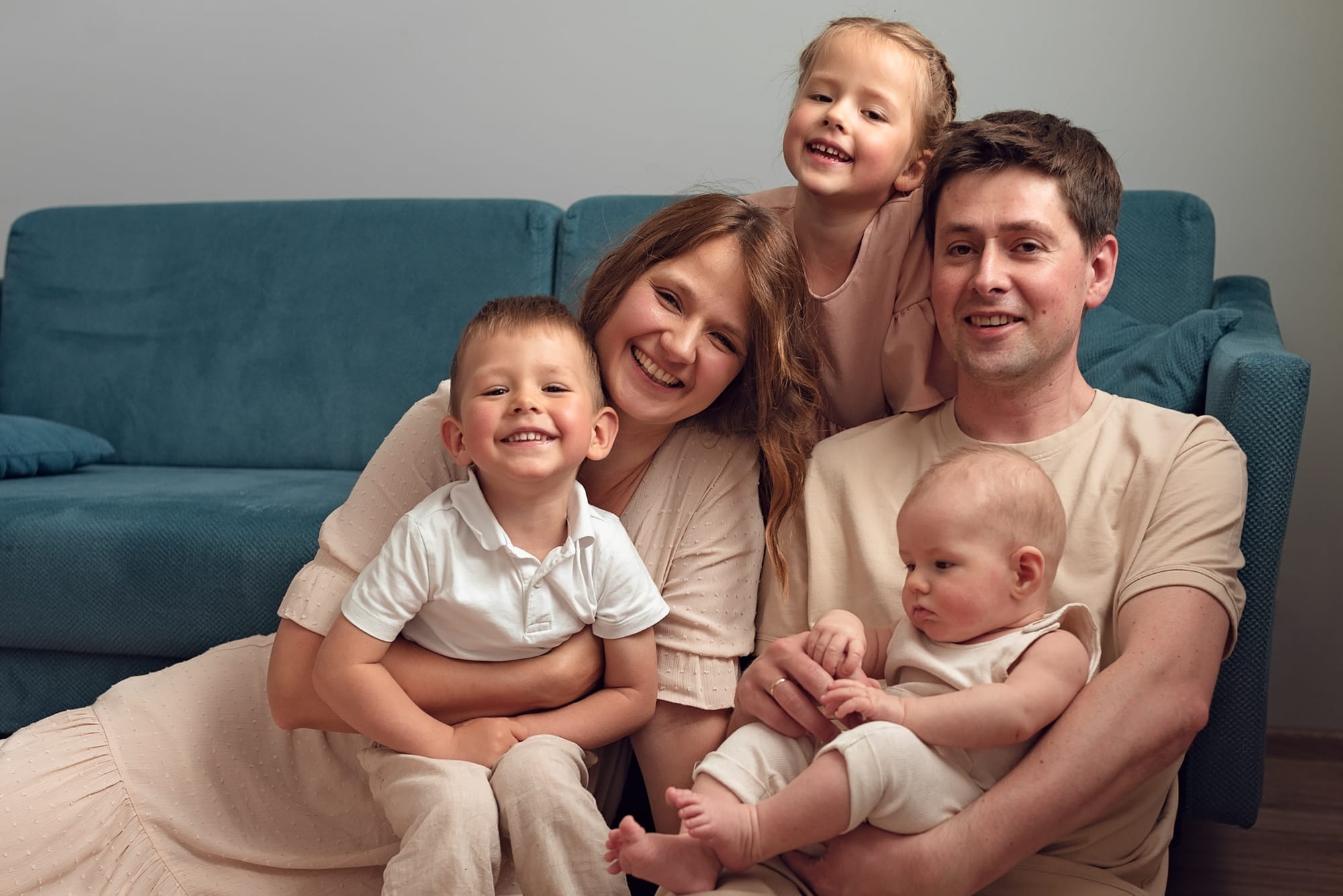 Portret uśmiechniętej rodziny sesja w domowym zaciszu