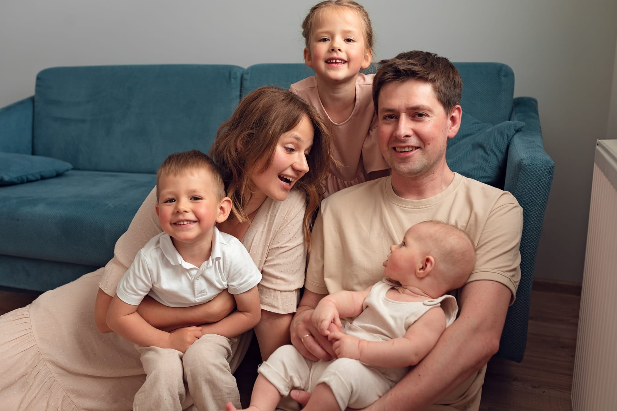 Dzieci z rodzicami sesja rodzinna w domu