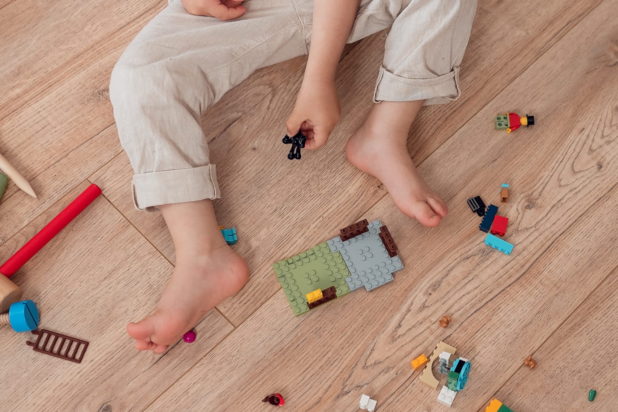 Zabawa lego zbliżenie stópek dziecka sesja rodzinna w domu Gdańsk
