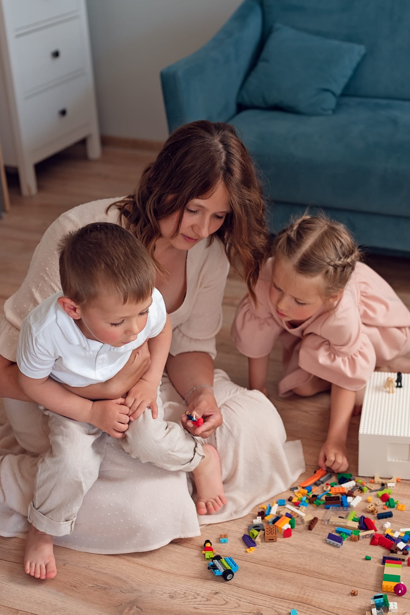 Zabawa lego z mamą sesja rodzinna w domu Gdańsk
