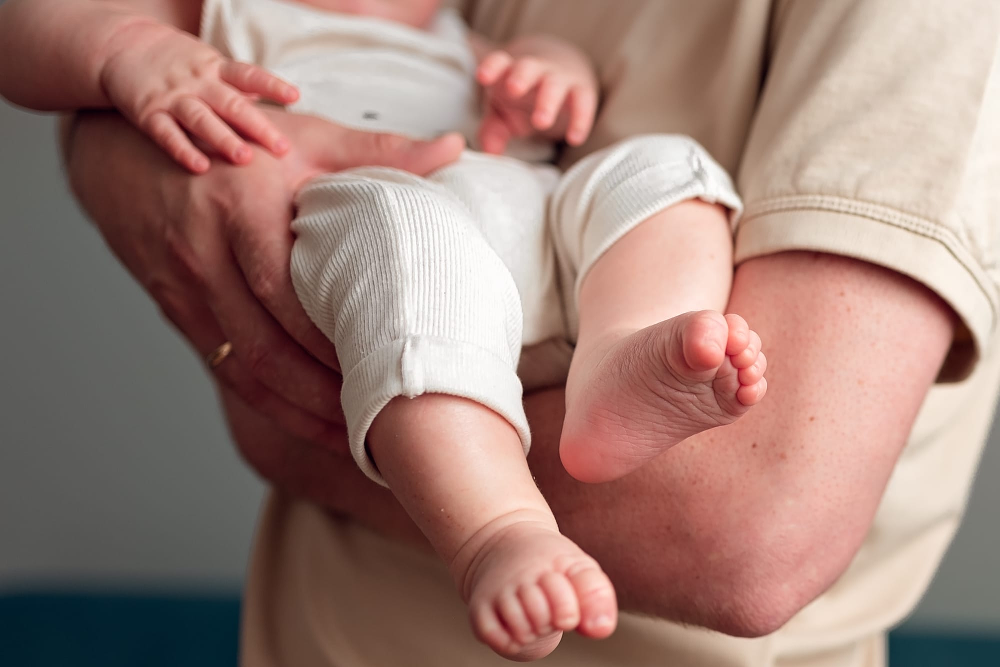 Zbliżenie stópek niemowlaka domowe fotografie rodzinne