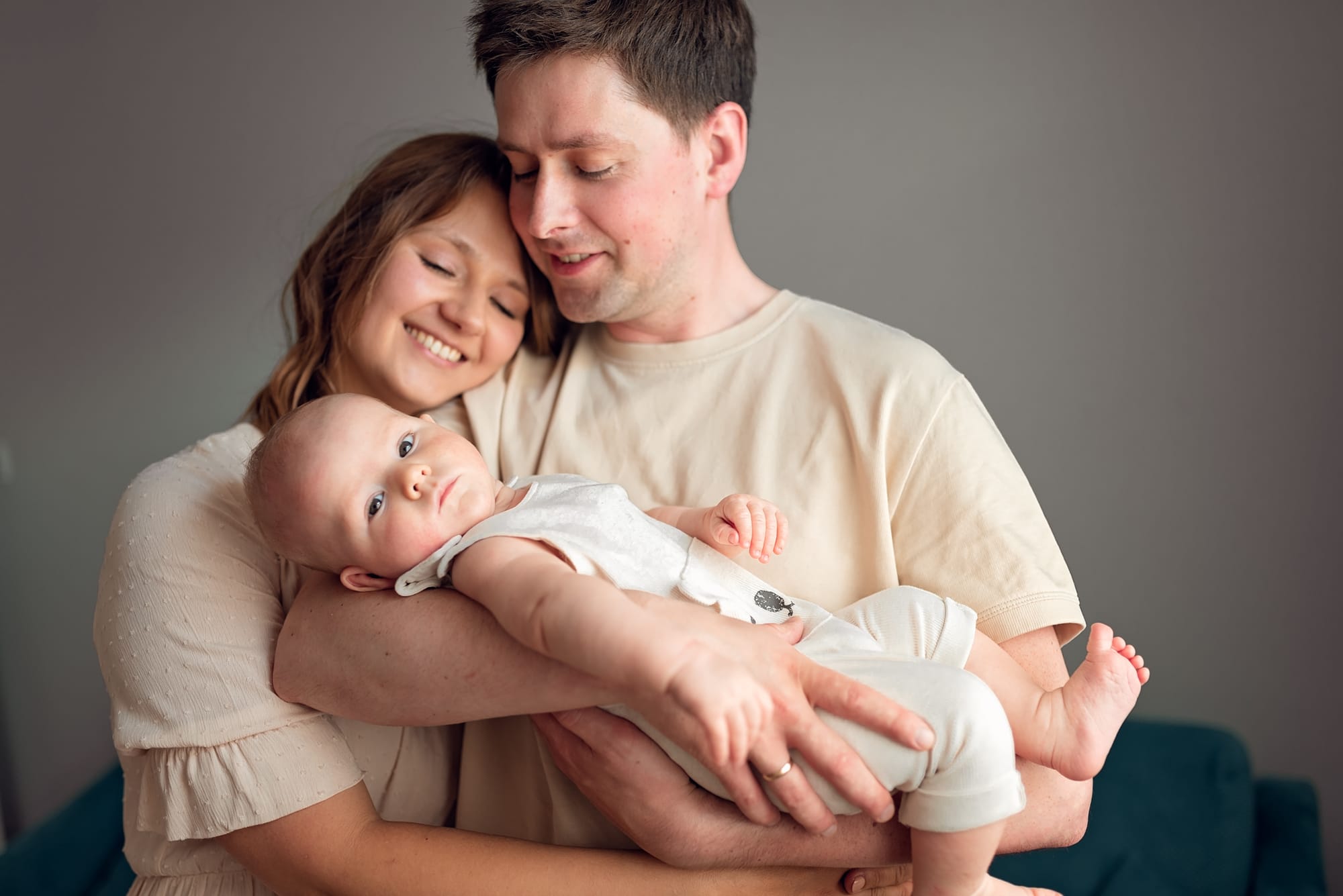 Rodzice z niemowlakiem domowe fotografie rodzinne
