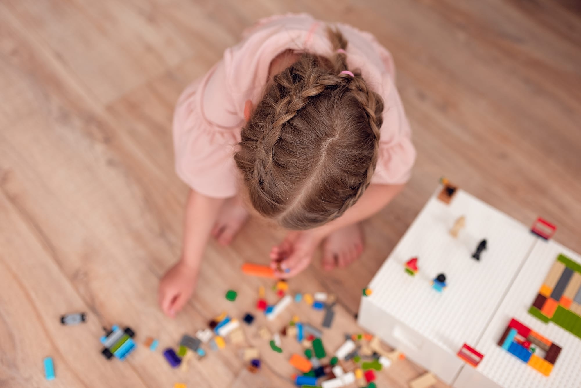 dziewczynka bawiąca się legoi domowe fotografie rodzinne