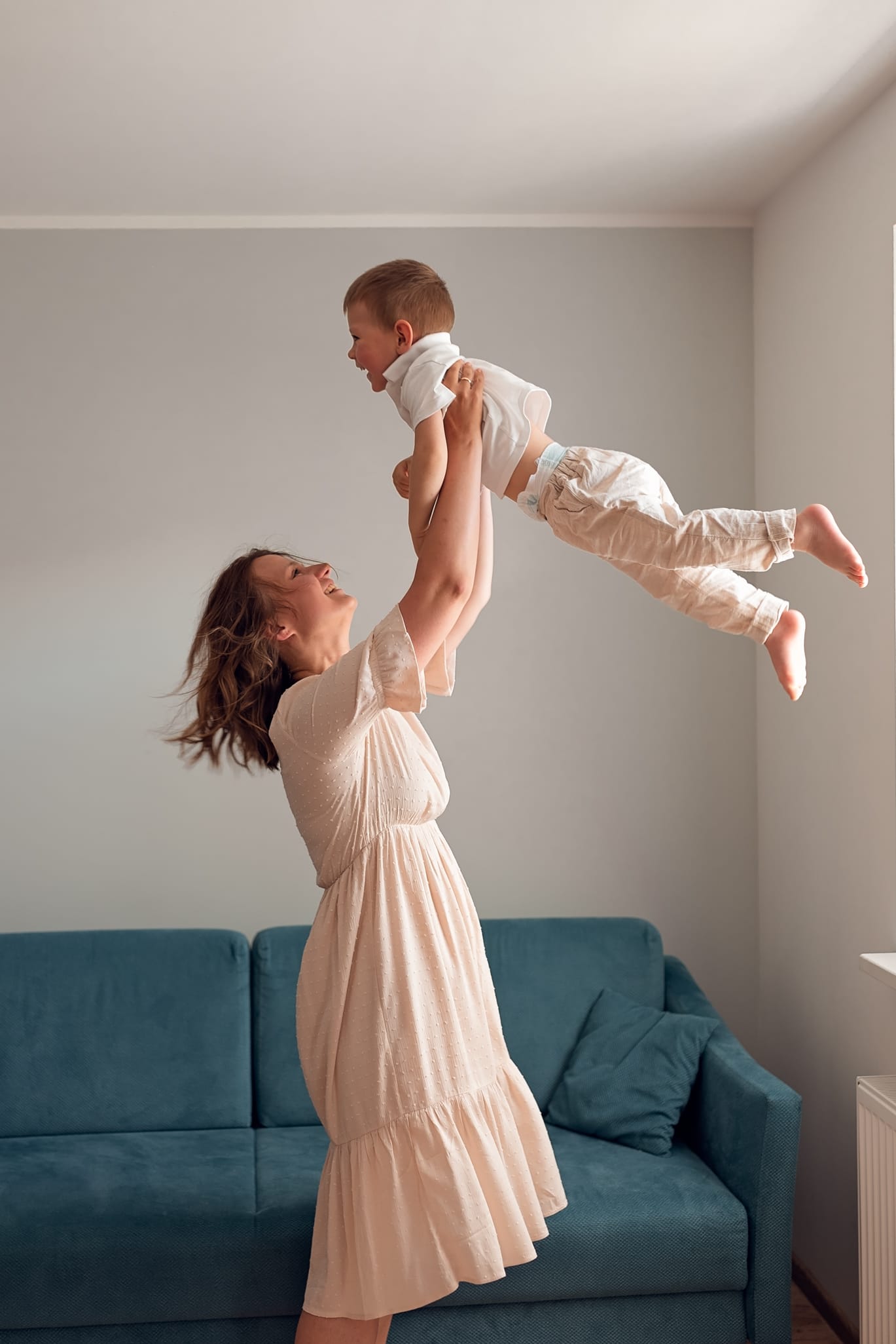 Mama podnosi wysoko synka sesja rodzinna w domu Gdańsk