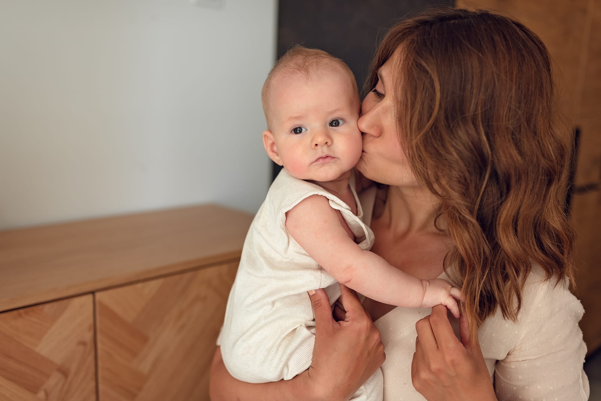 Mama całująca syna rodzina w domu sesja rodzinna Gdańsk
