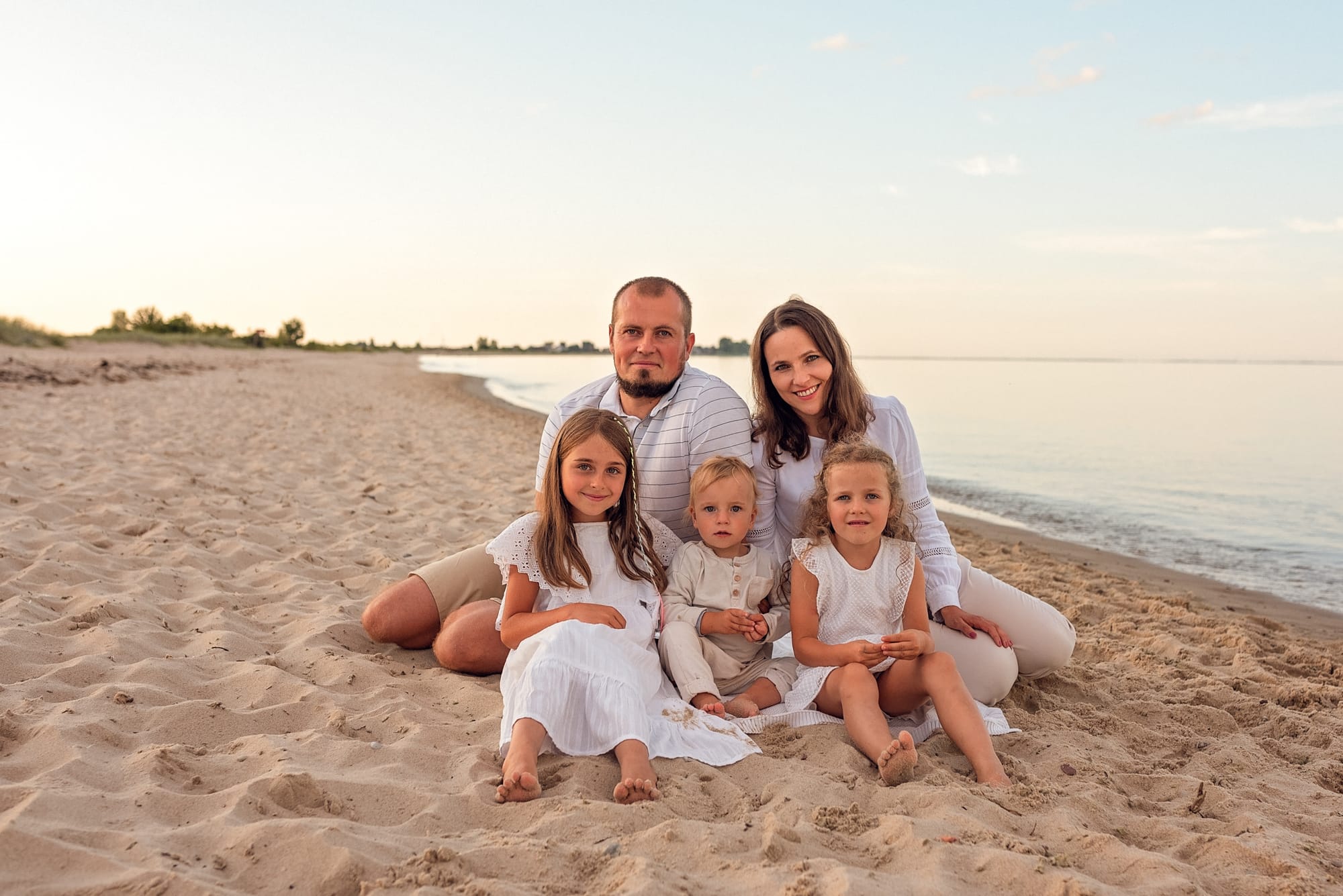 Rodzeństwo leży na plaży sesja rodzinna Gdynia