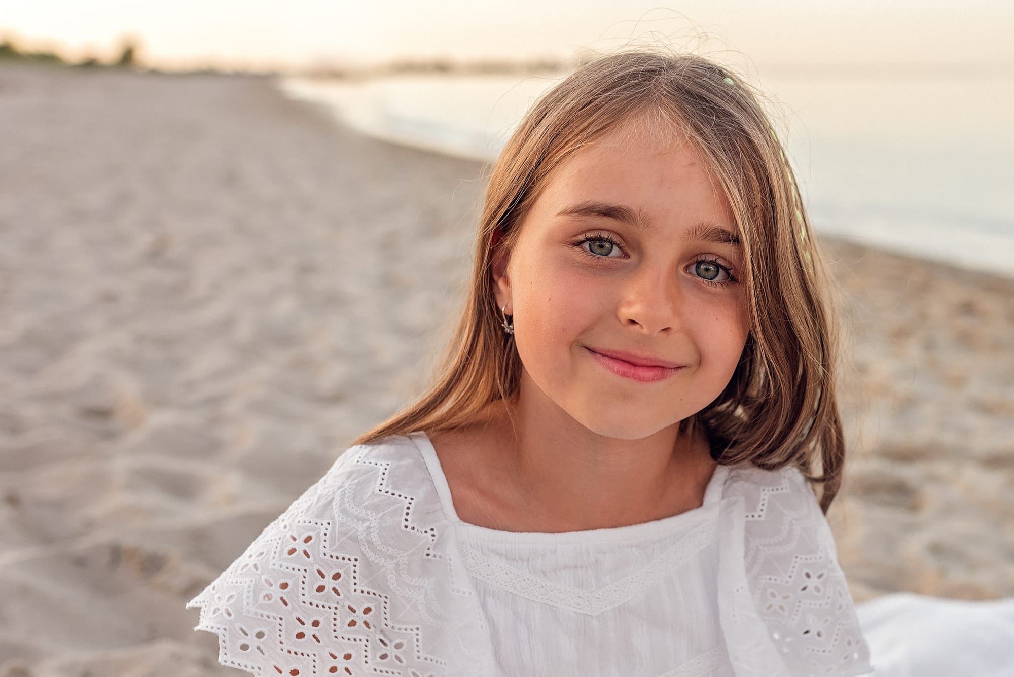 Portret dziewczynki na plaży jasne kolory sesja rodzinna