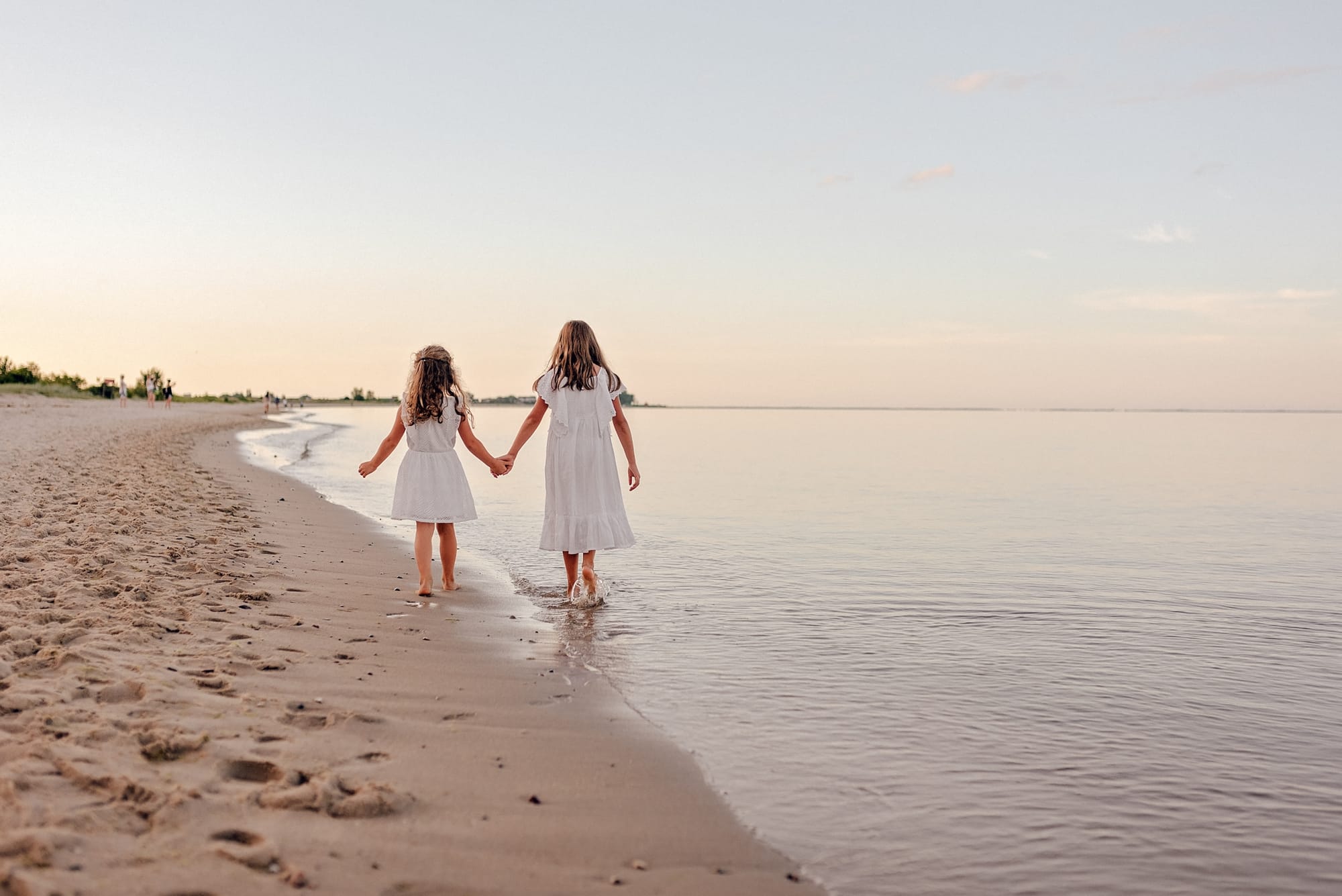 Dziewczynki idą brzegiem morza sesja rodzinna Gdynia