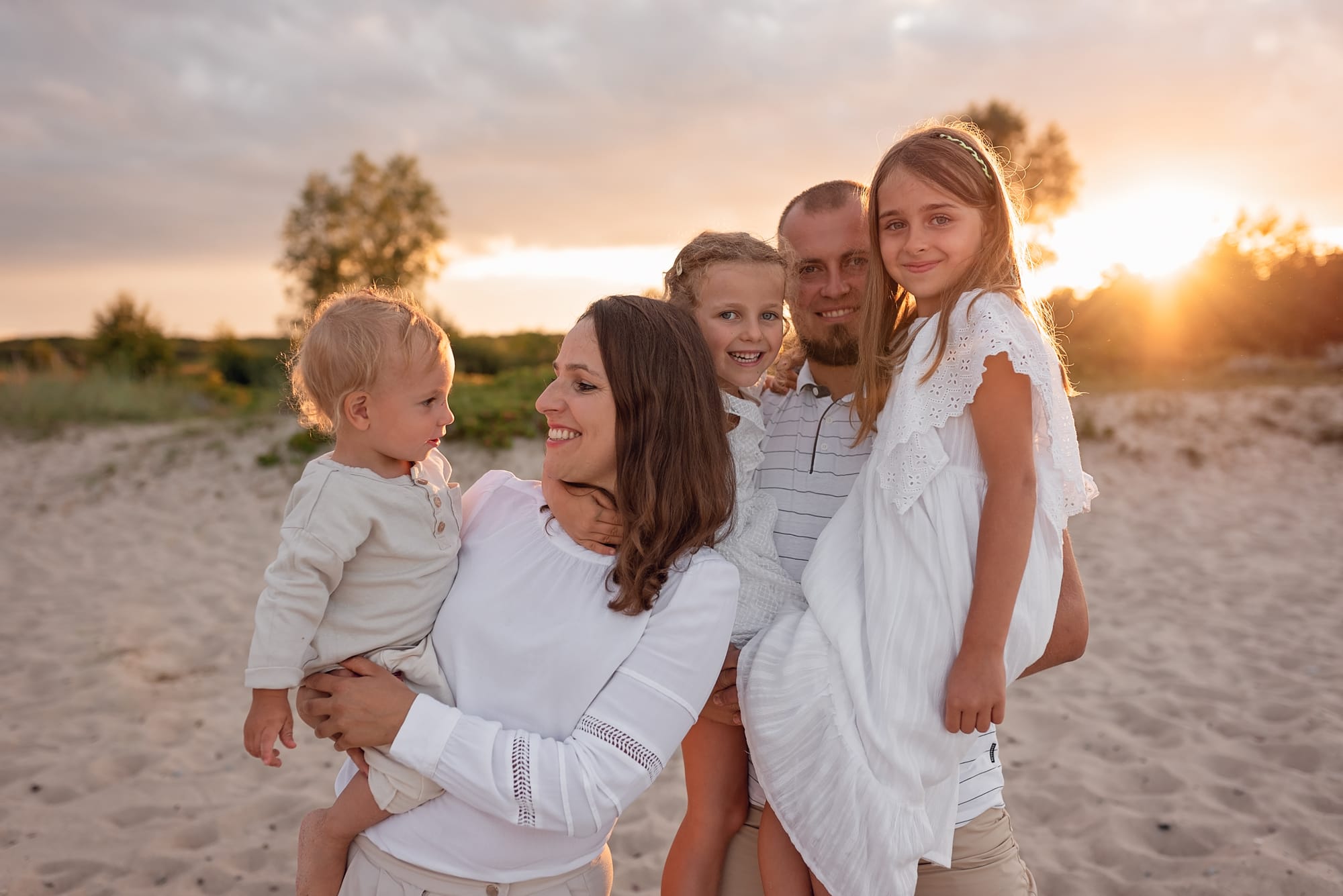 Rodzina na plaży złota godzina co ubrać na sesję rodzinną
