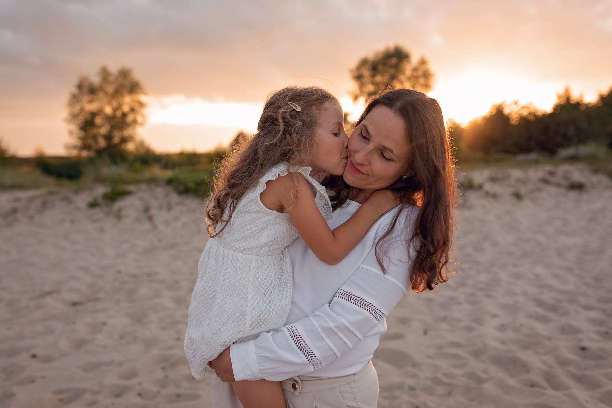 Córka całuje mamę sesja rodzinna na plaży Gdynia