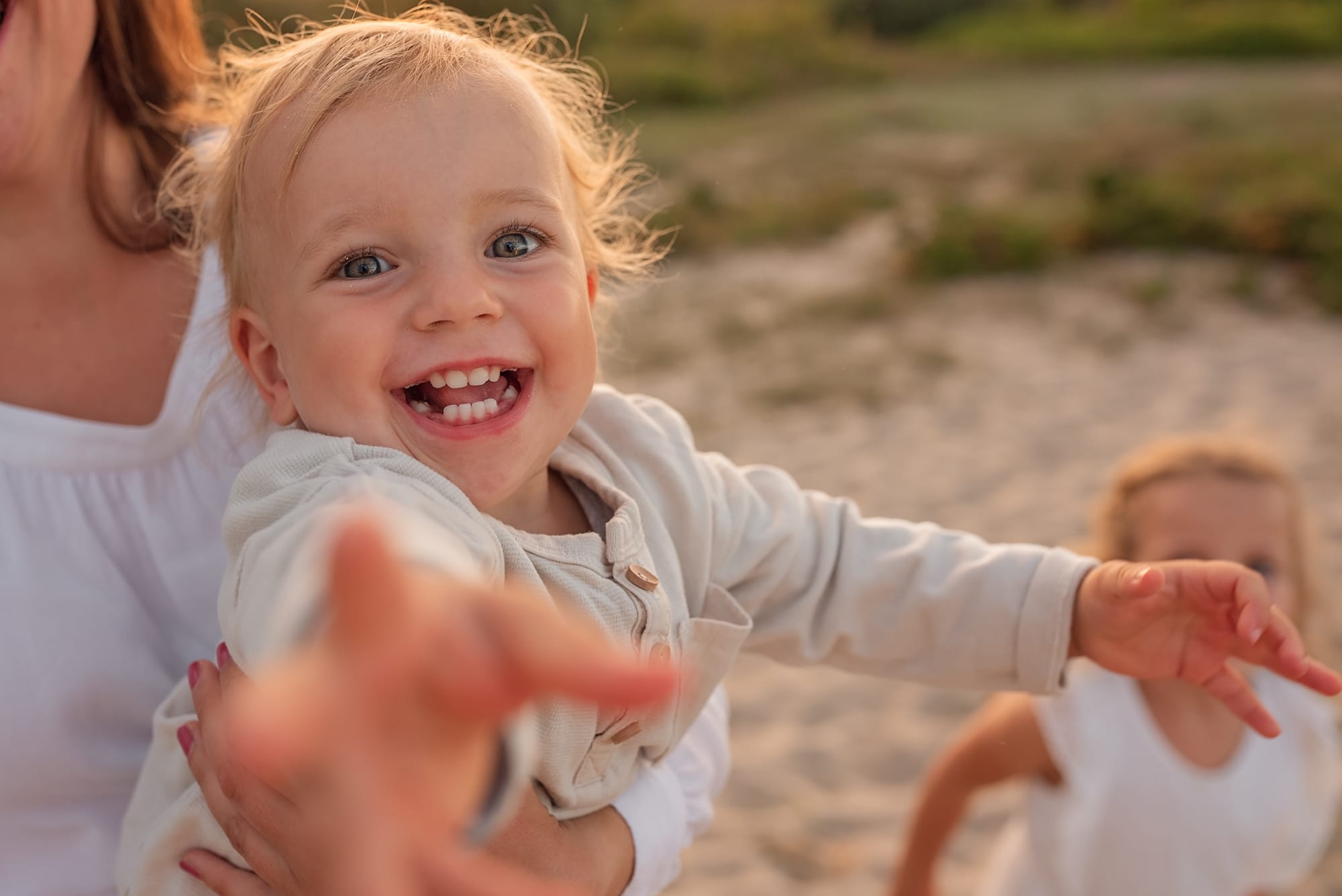Dziecko bawi się na plaży sesja rodzinna Gdynia