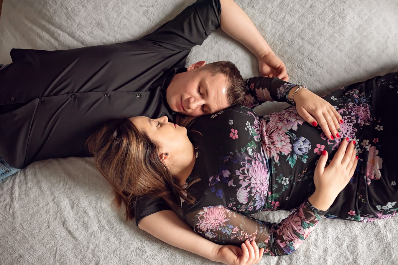 Para wpatrzona w siebie sesja ciążowa w domu