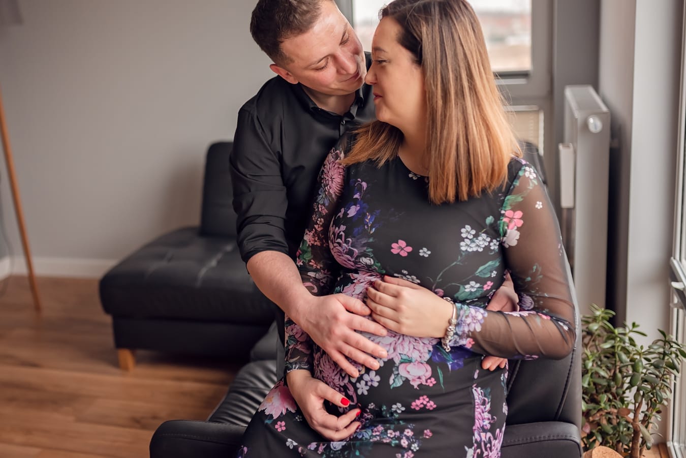 Para czeka na dziecko sesja ciążowa w domu Gdańsk