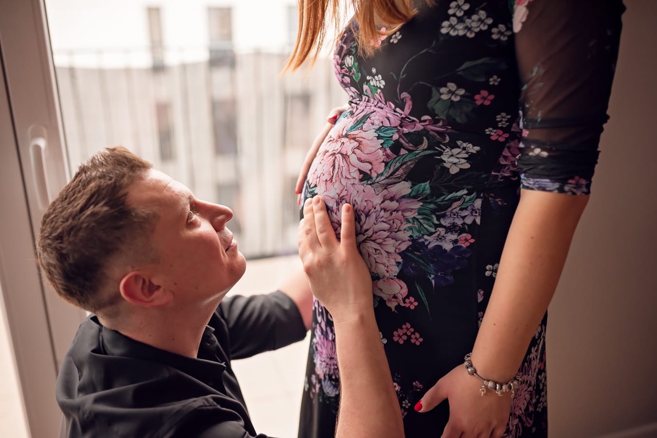 Tata głaszcze brzuszek sesja ciążowa w domu