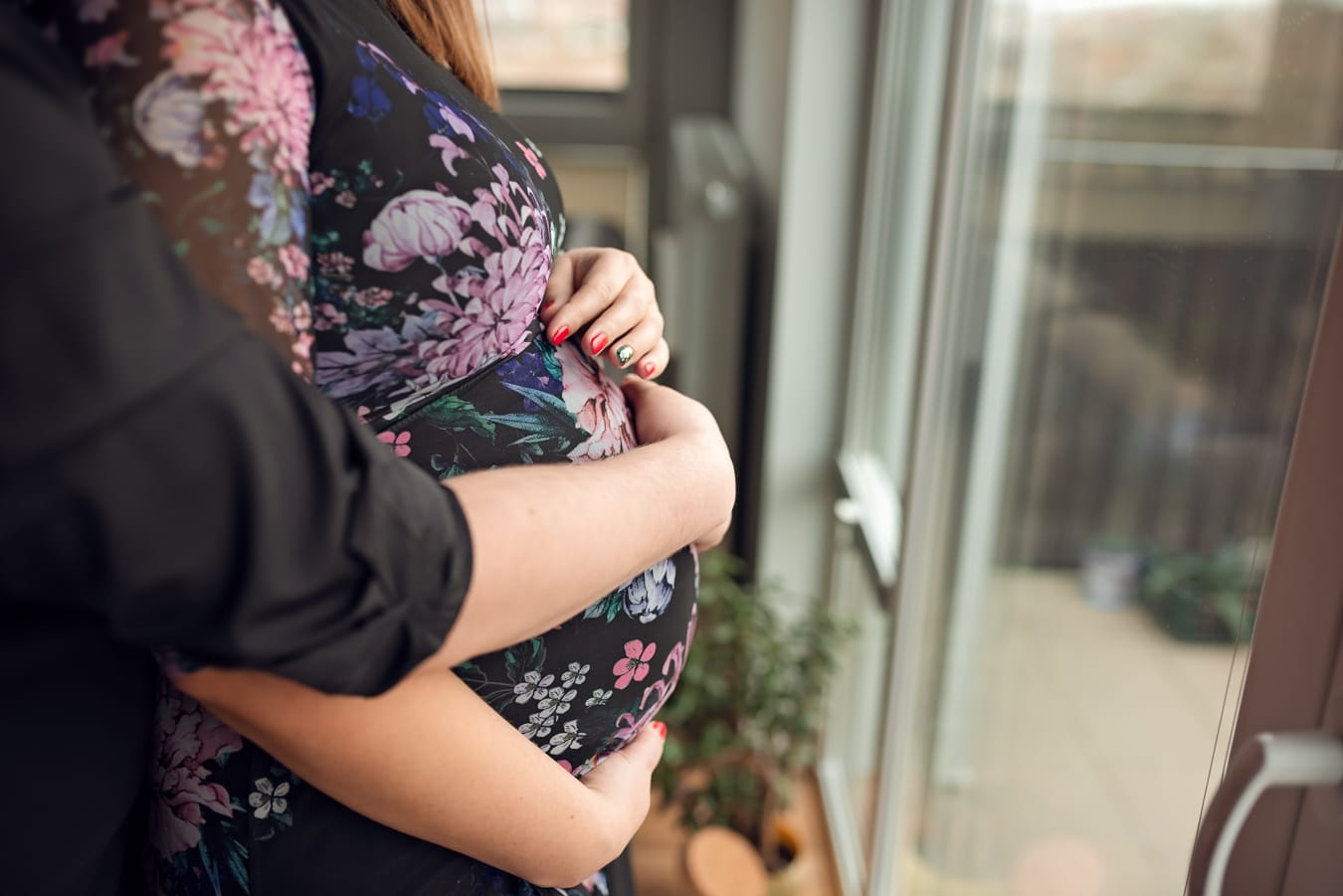 Zbliżenie brzuszka ciążowego sesja w domu Gdańsk