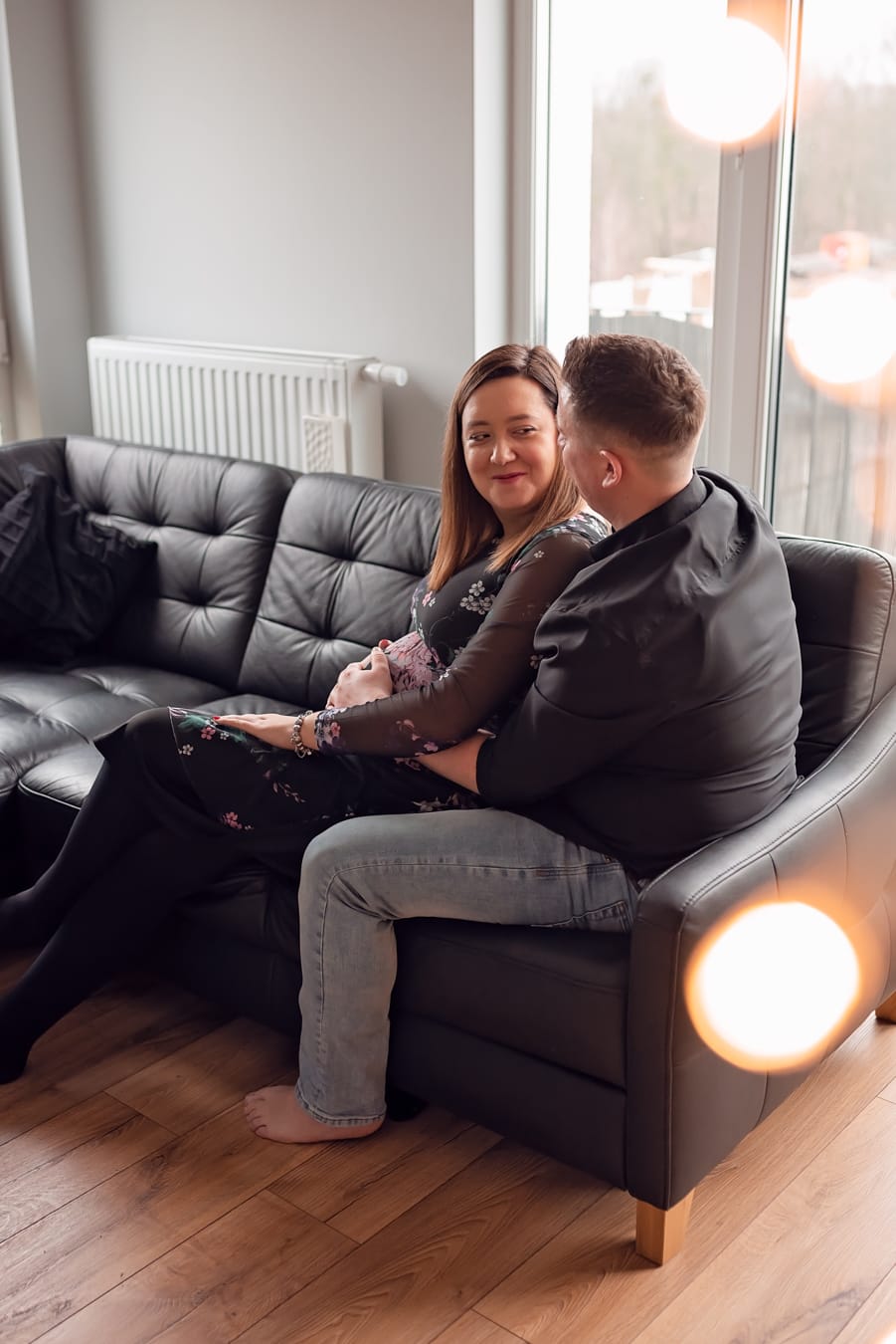 Mama w ciąży w sypialni sesja ciążowa Gdańsk