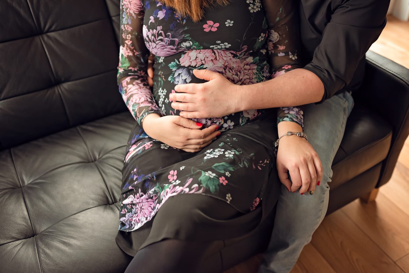 Dłonie na brzuszku ciążowym sesja w domu Gdańsk
