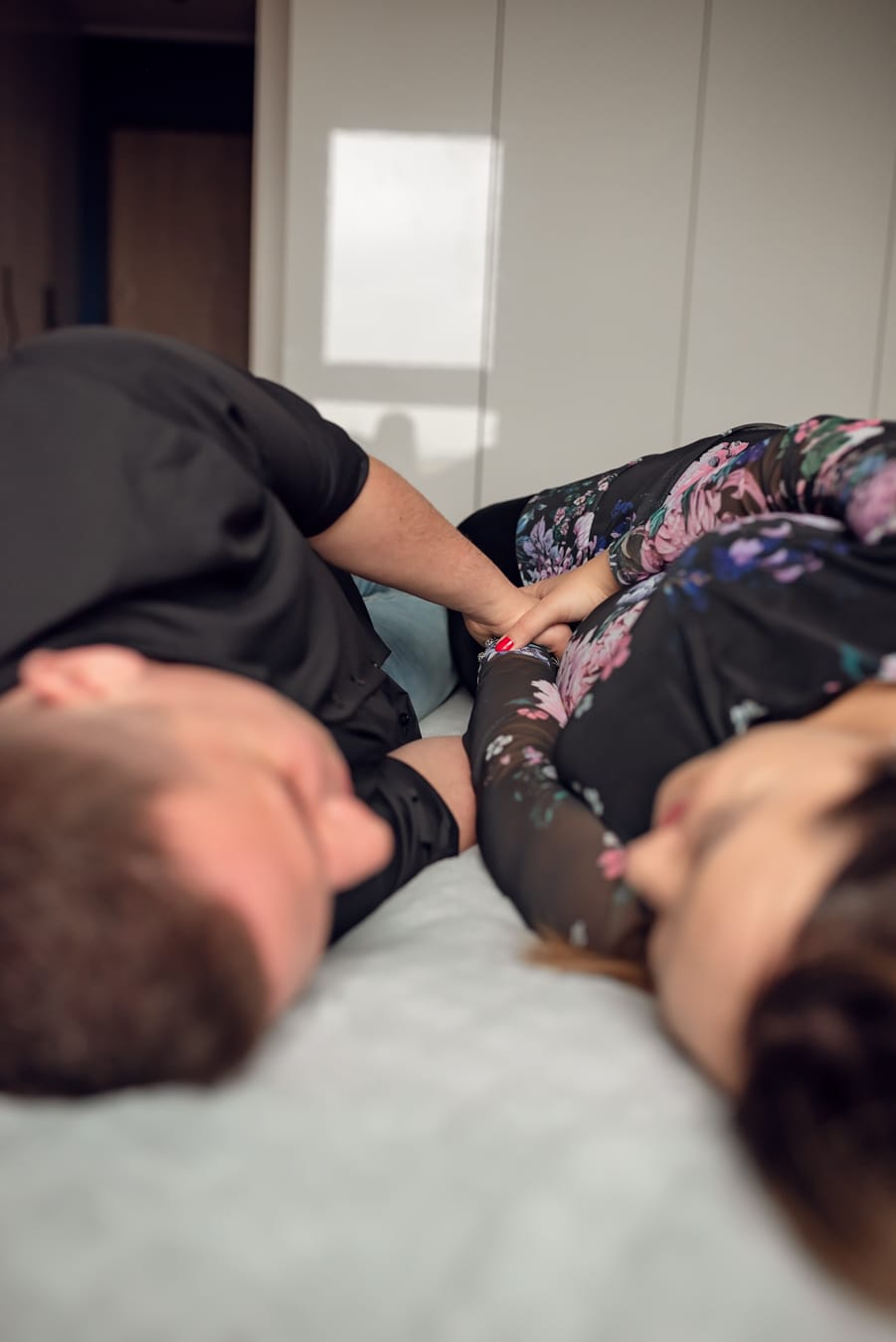 Para przytulona w sypialni sesja ciążowa Gdańsk