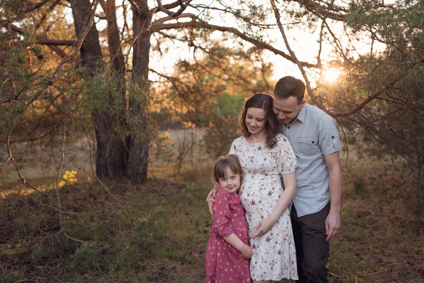Mama w ciąży w nadmorskim lesie sesja ciążowa