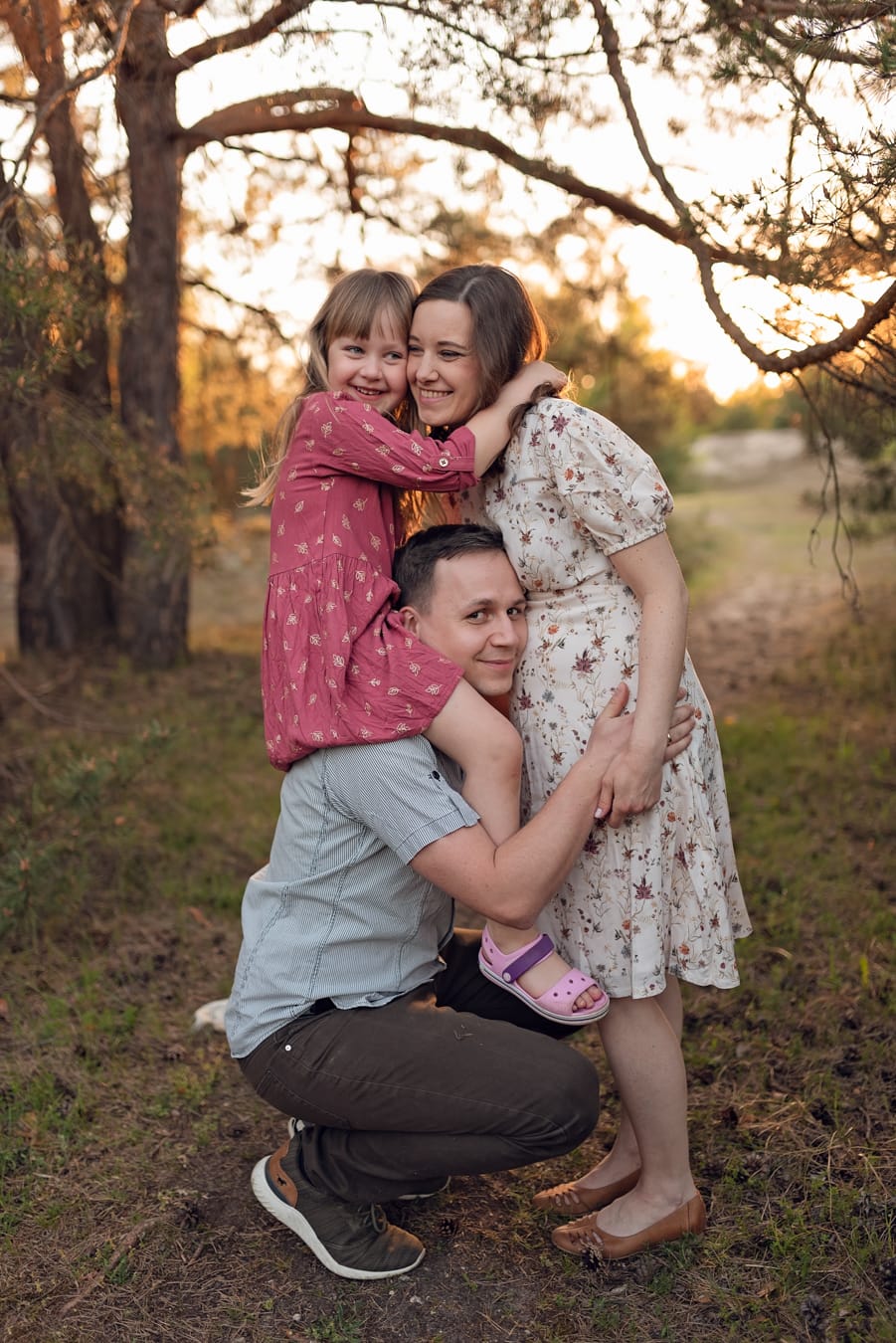 Rodzina w lesie zachód słońca sesja ciążowa Gdańsk