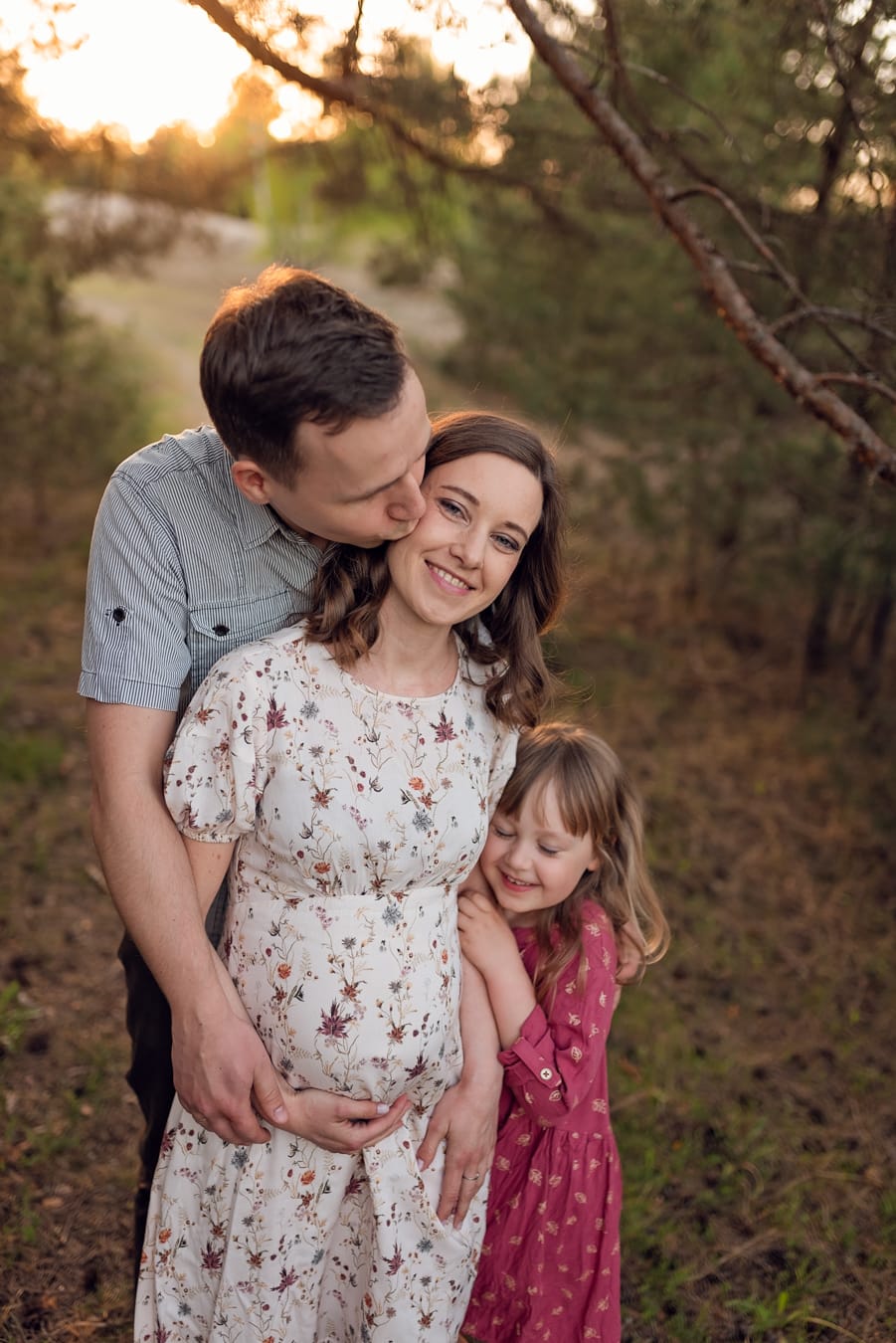 Rodzina w nadmorskim lesie sesja ciążowa Gdańsk