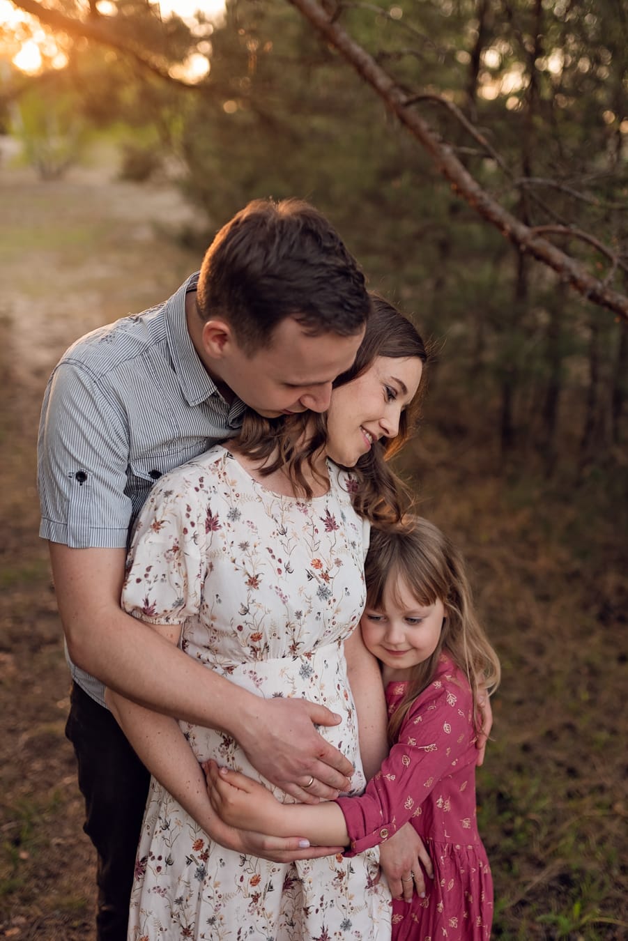 Rodzinny kadr w nadmorskim lesie sesja ciążowa Gdańsk
