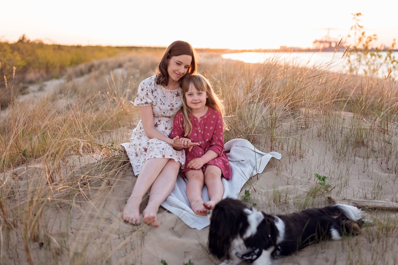 Mama z córką i psem na plaży rodzinna sesja ciążowa