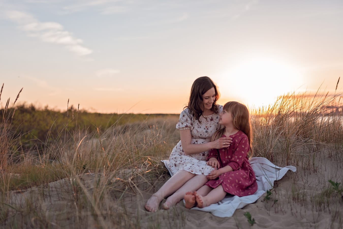 Mama i córka na piasku rodzinna sesja ciążowa plaża zachód słońca
