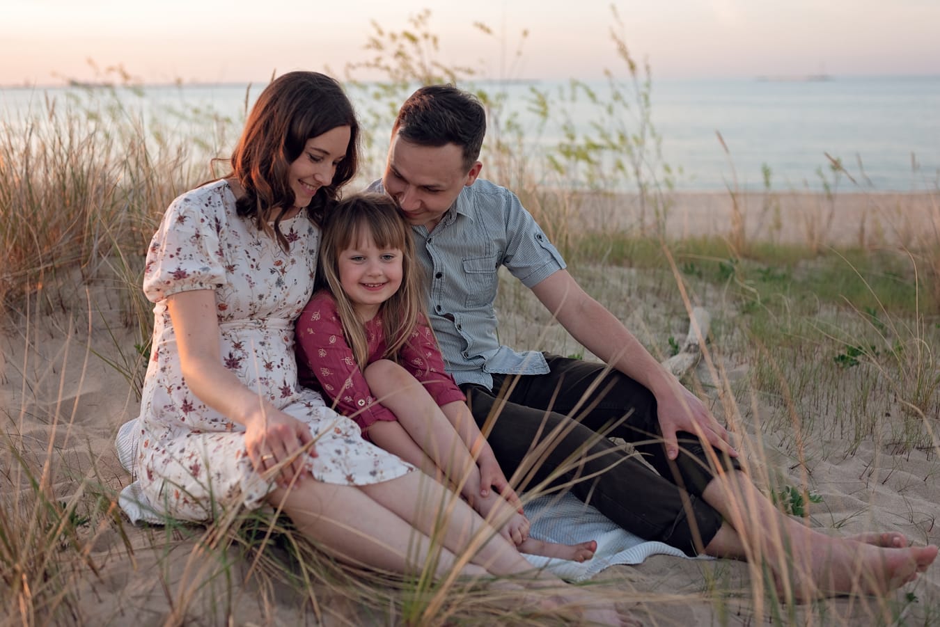 Rodzina na plaży sesja ciążowa zachód słońca złota godzina nad morzem