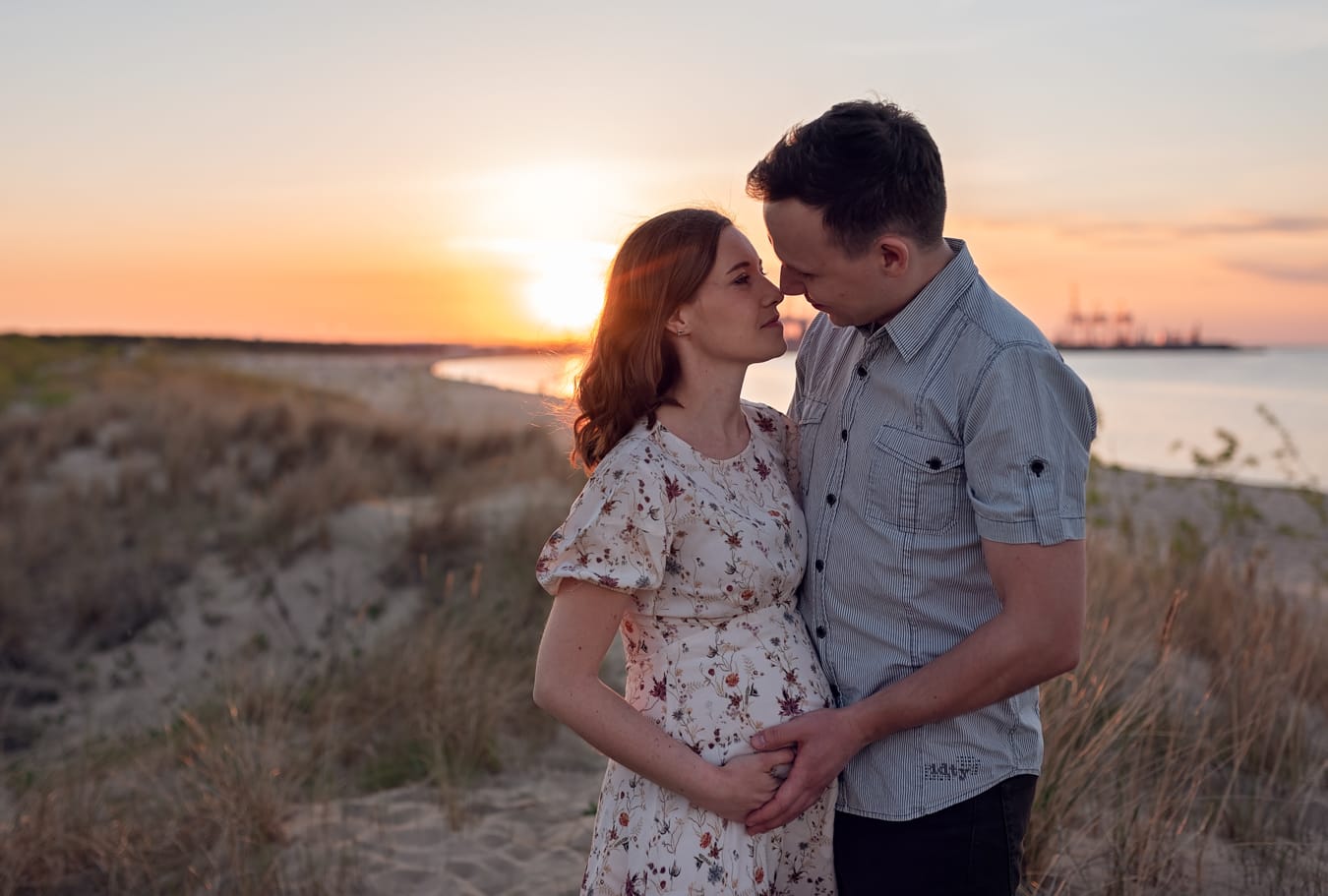 Para na plaży zachód słońca sesja ciążowa Gdańsk