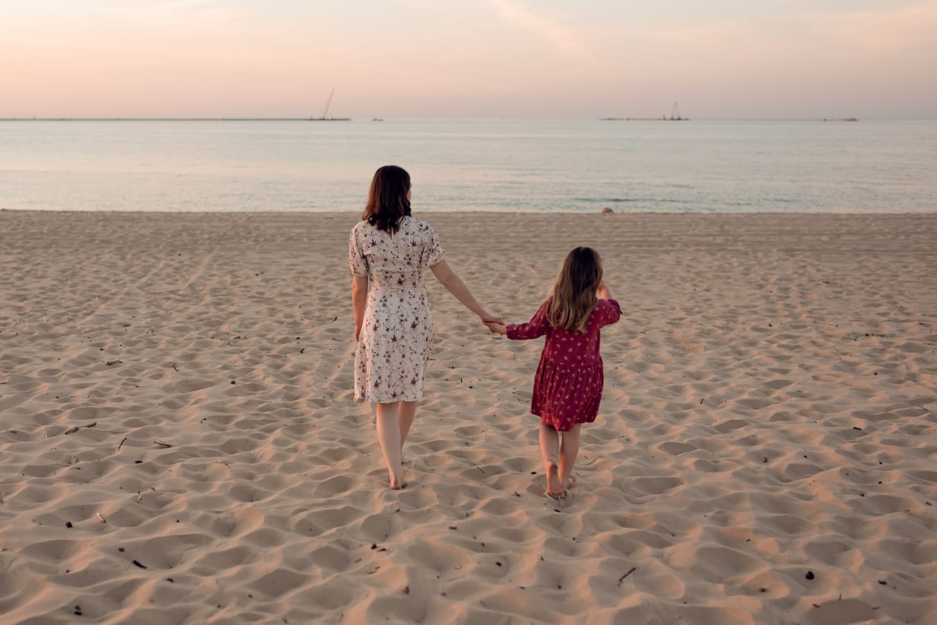 Portret dziewczynki na plaży złota godzina sesja ciążowa