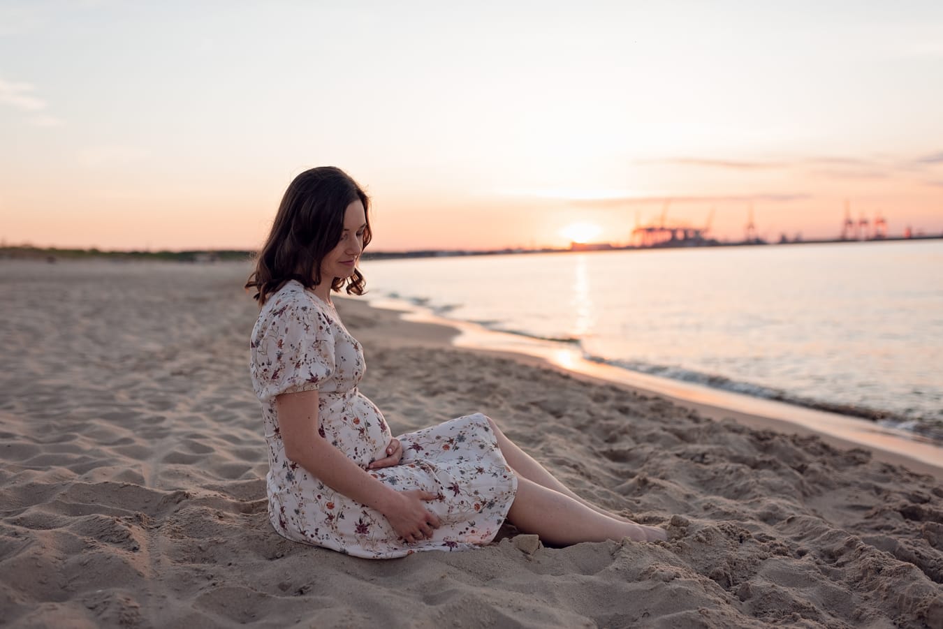 Przyszła mama na brzegu morza rodzinna sesja ciążowa Gdańsk