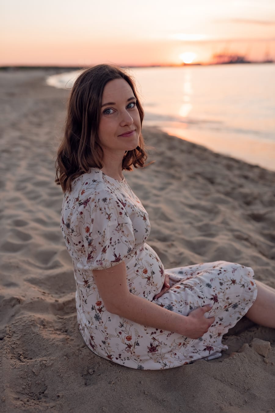 Portret mamy sesja nadmorska zachód słońca