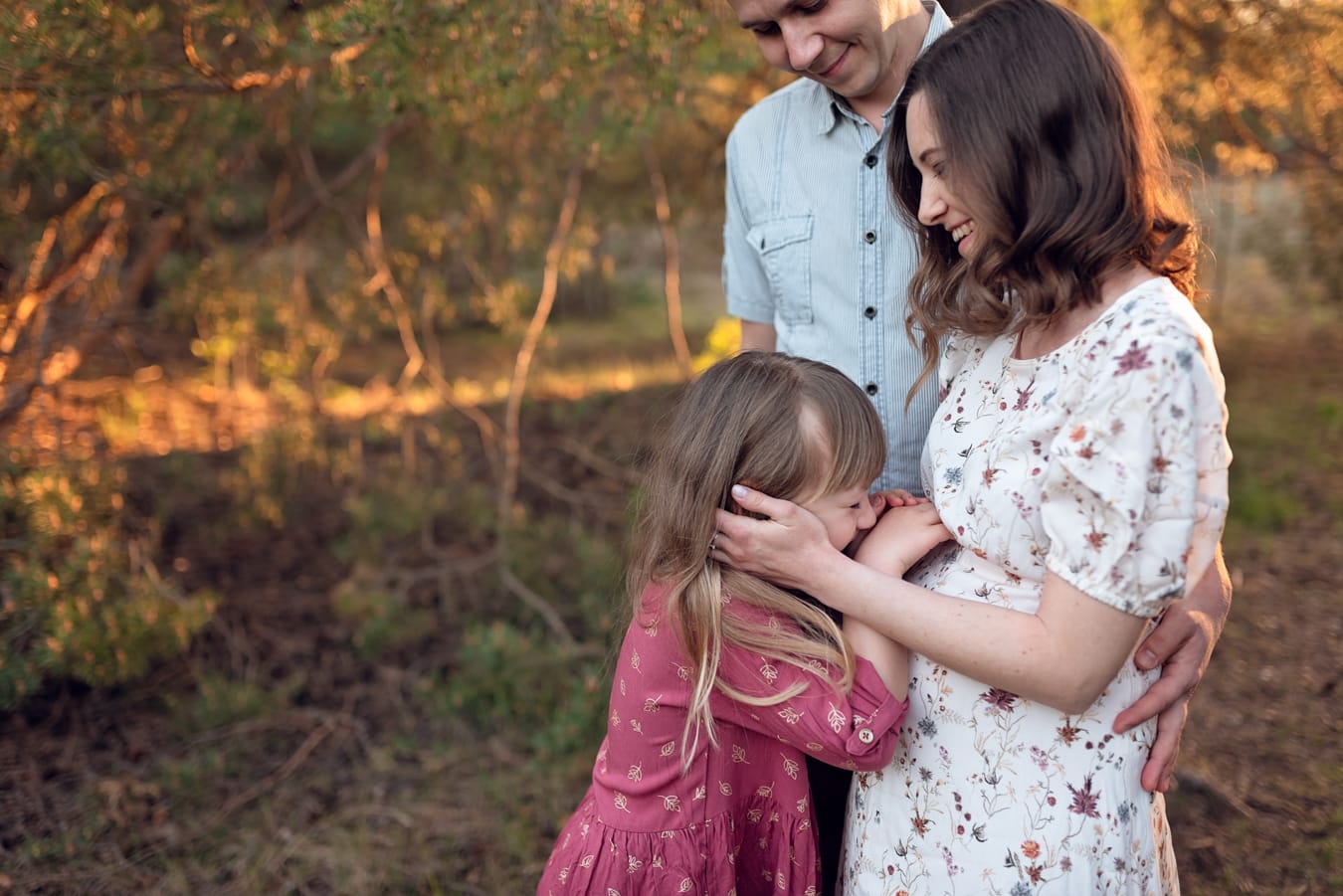 Mama córka i pies w lesie rodzinna sesja ciążowa